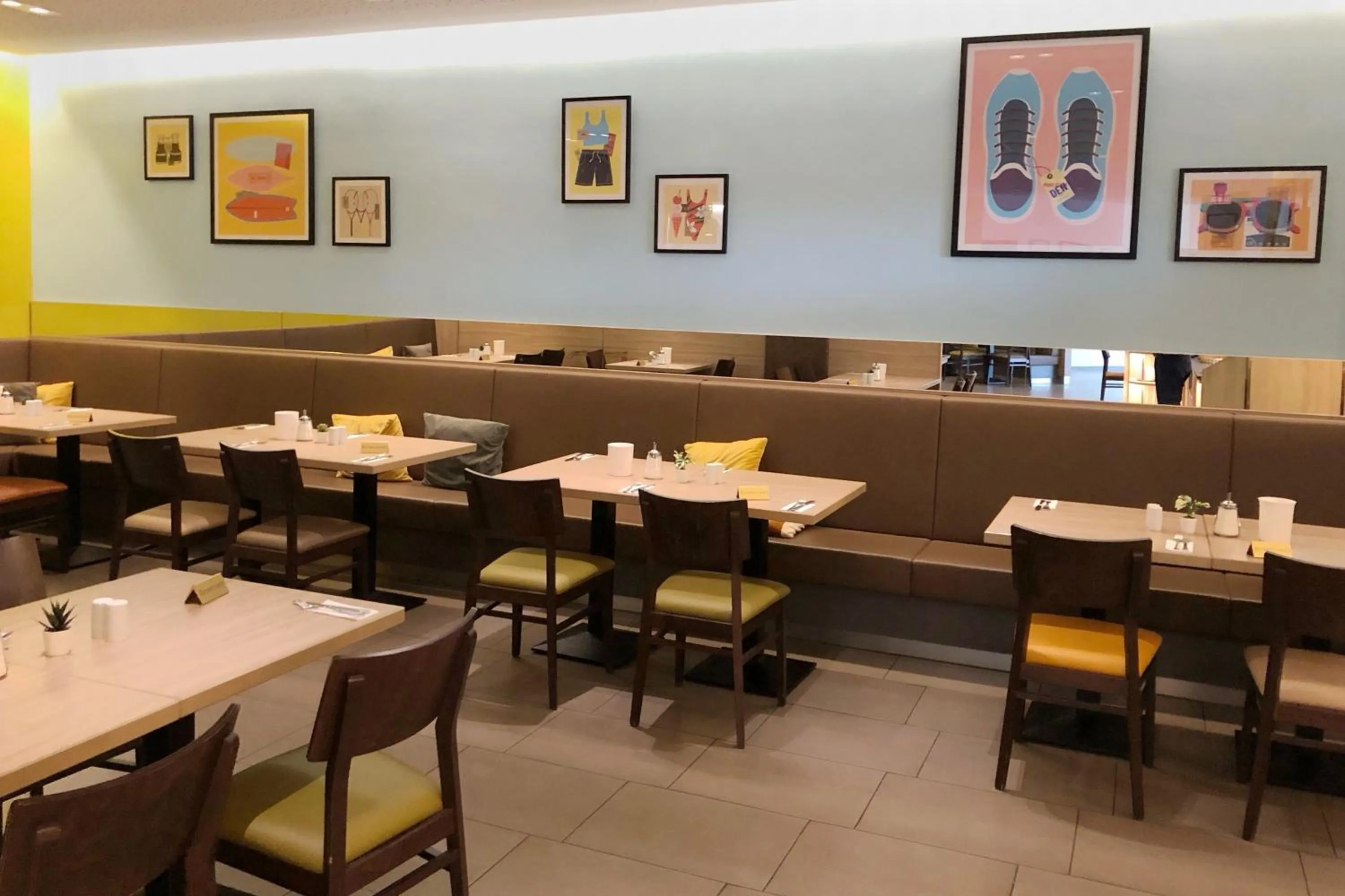 Restaurant/places to eat in Garner Hotel Bochum by IHG