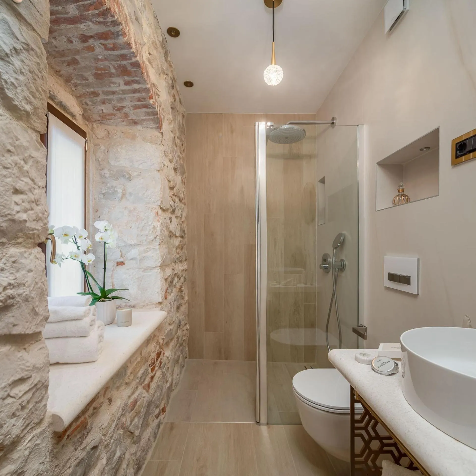 Toilet in Luxury Rooms MA de Dominis