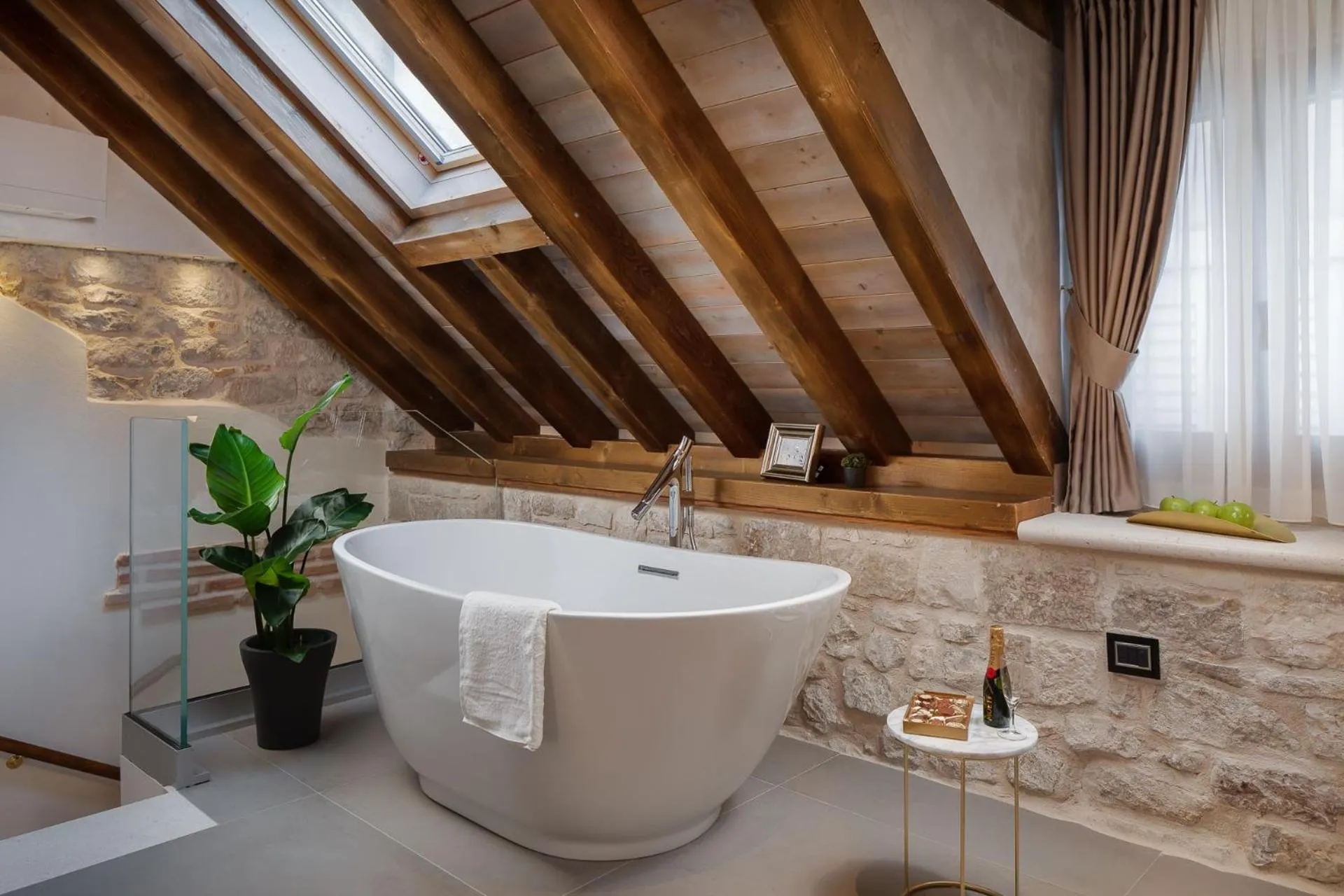 Bath in Luxury Rooms MA de Dominis