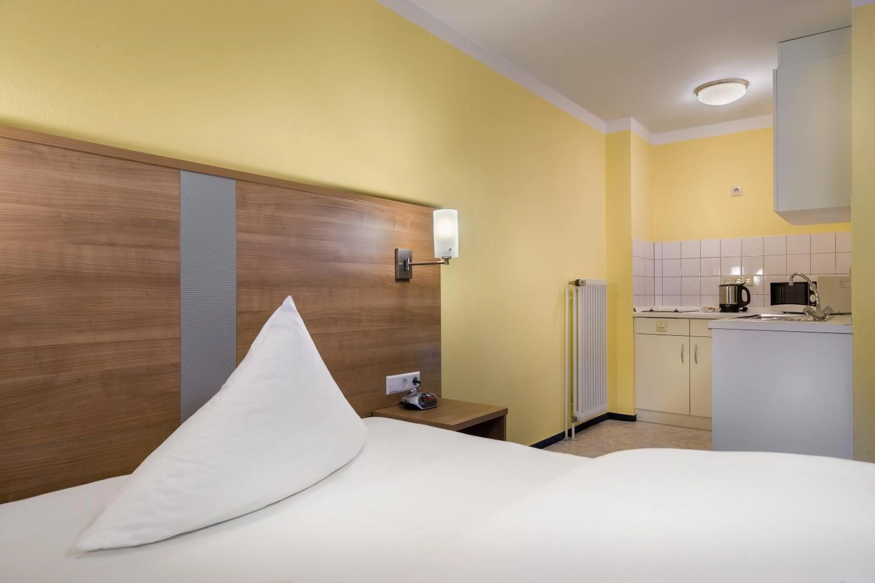 Kitchen or kitchenette, Bed in acora Karlsruhe Zentrum Living the City