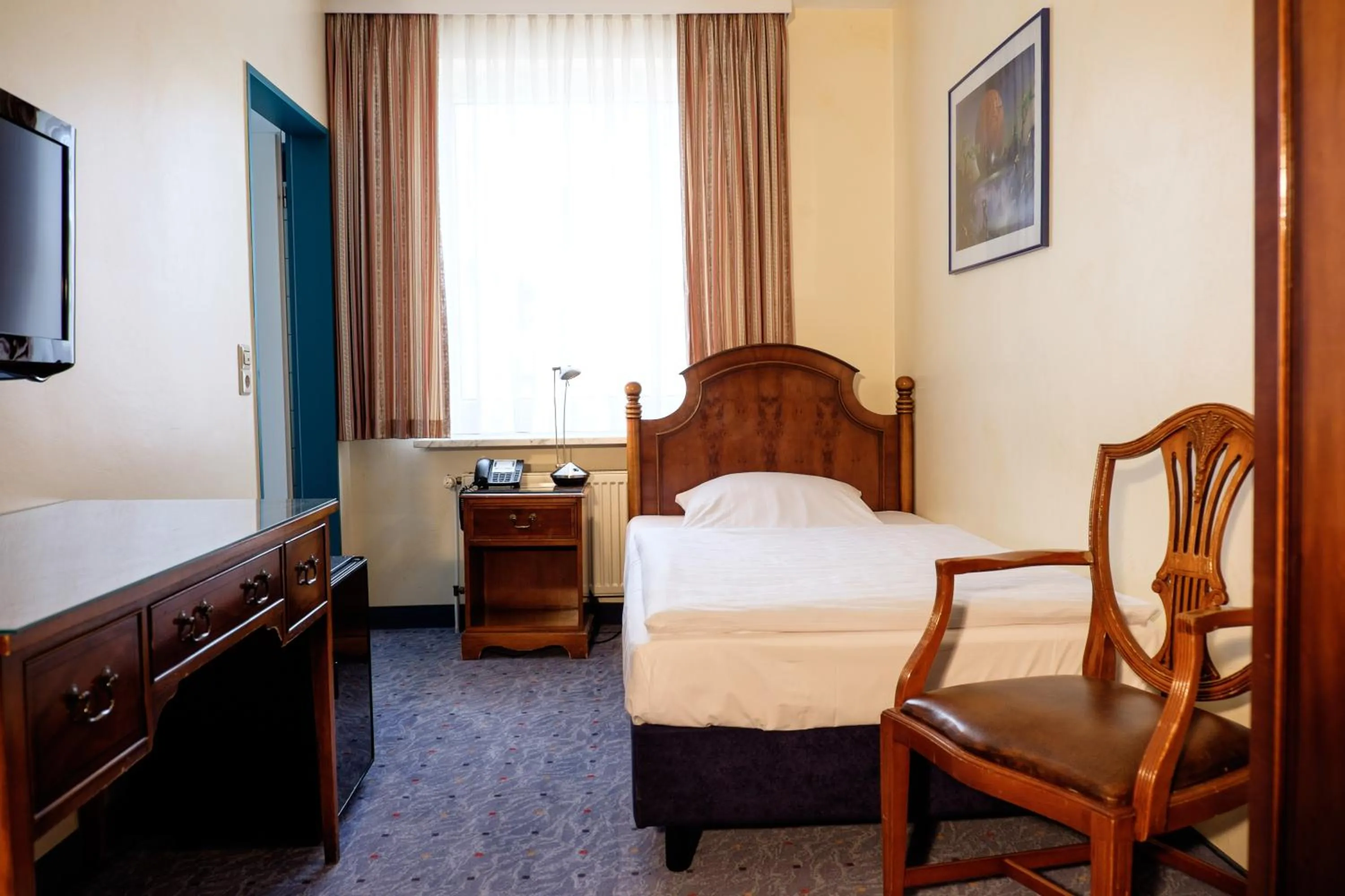 Photo of the whole room, Bed in Hotel Königshof am Funkturm