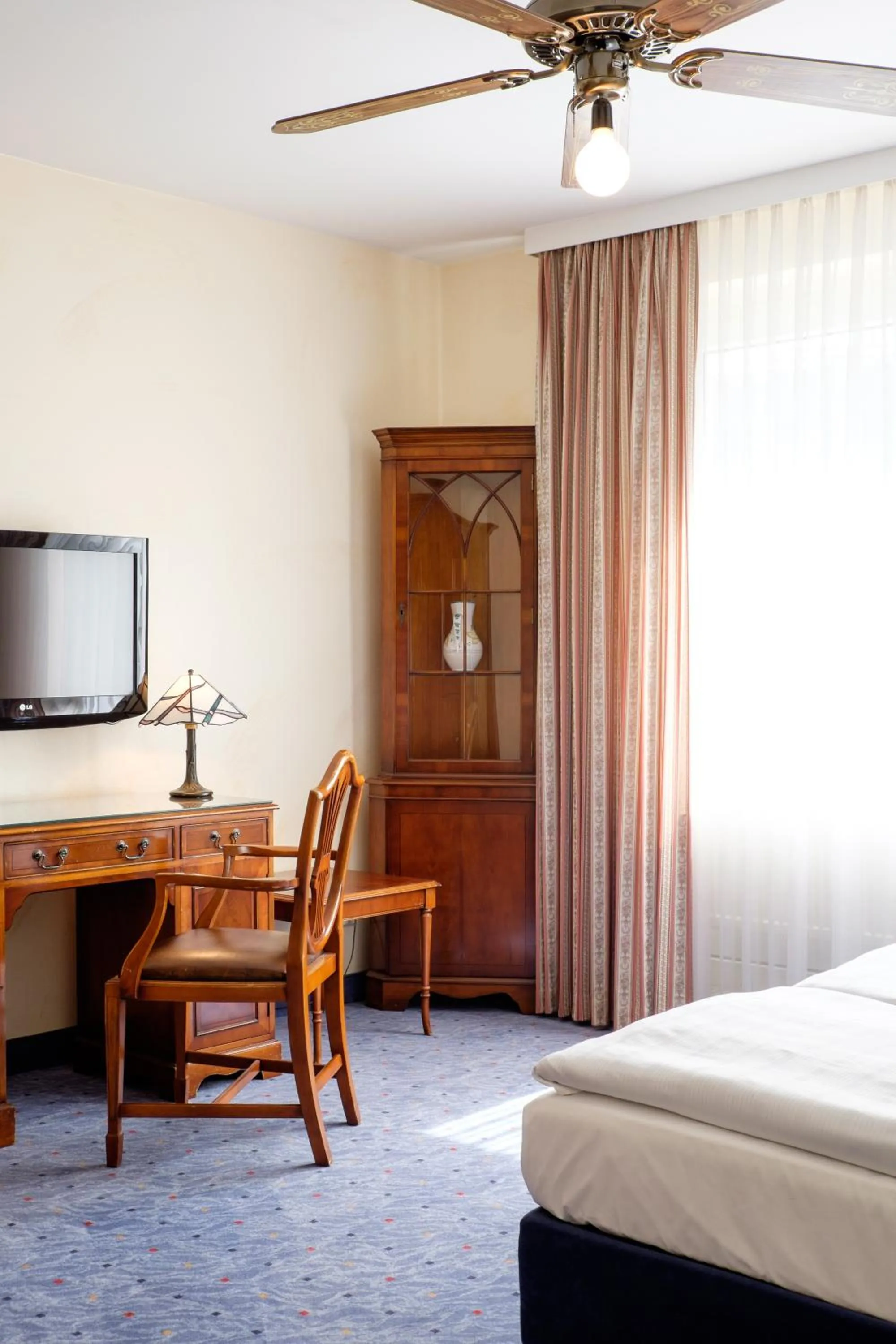 Photo of the whole room, Bed in Hotel Königshof am Funkturm