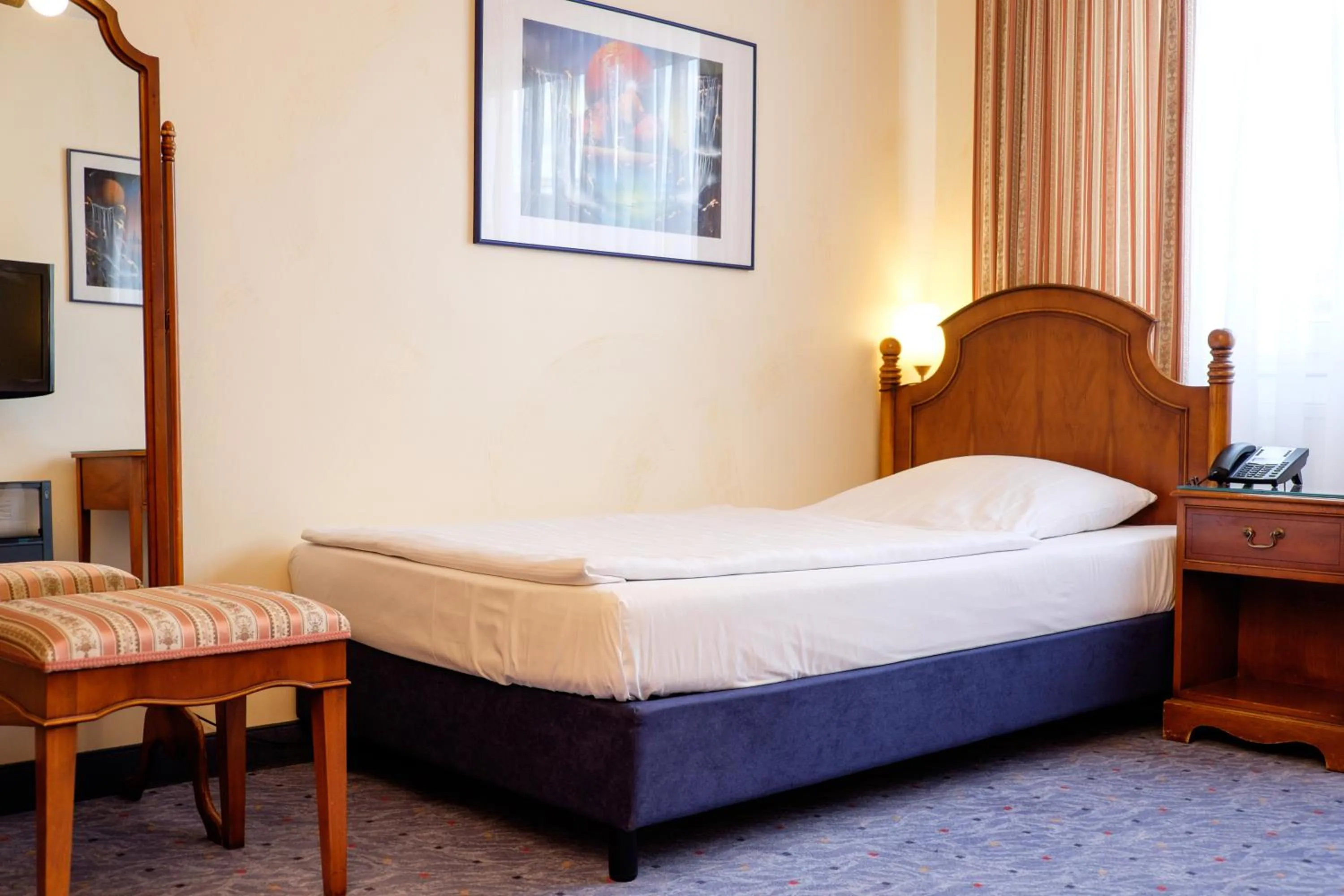 Photo of the whole room, Bed in Hotel Königshof am Funkturm