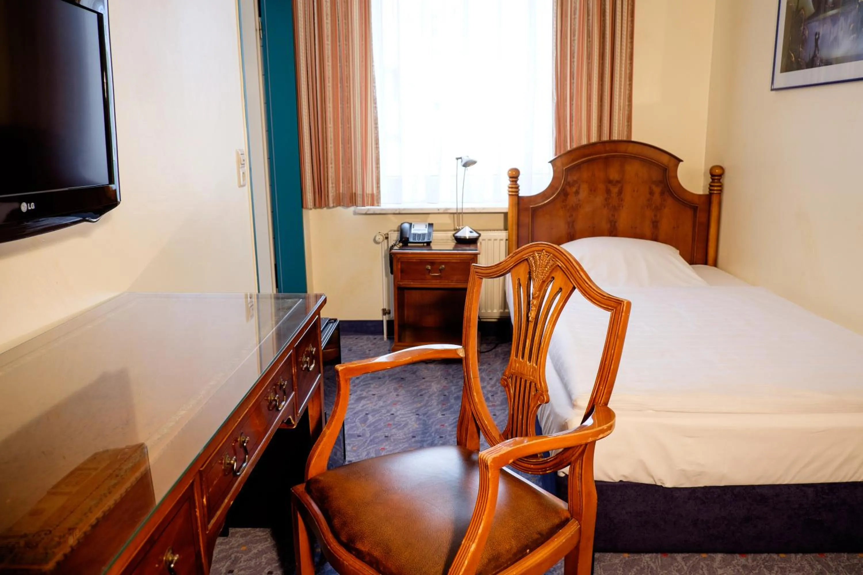 Photo of the whole room, Bed in Hotel Königshof am Funkturm