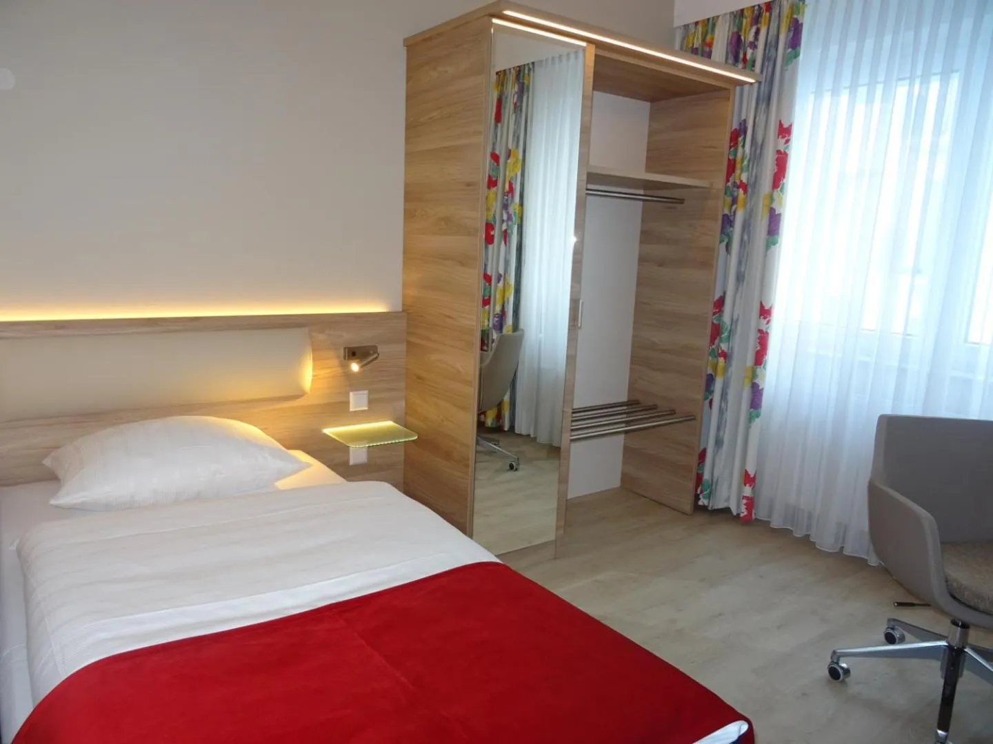 Photo of the whole room, Bed in Hotel Königshof am Funkturm