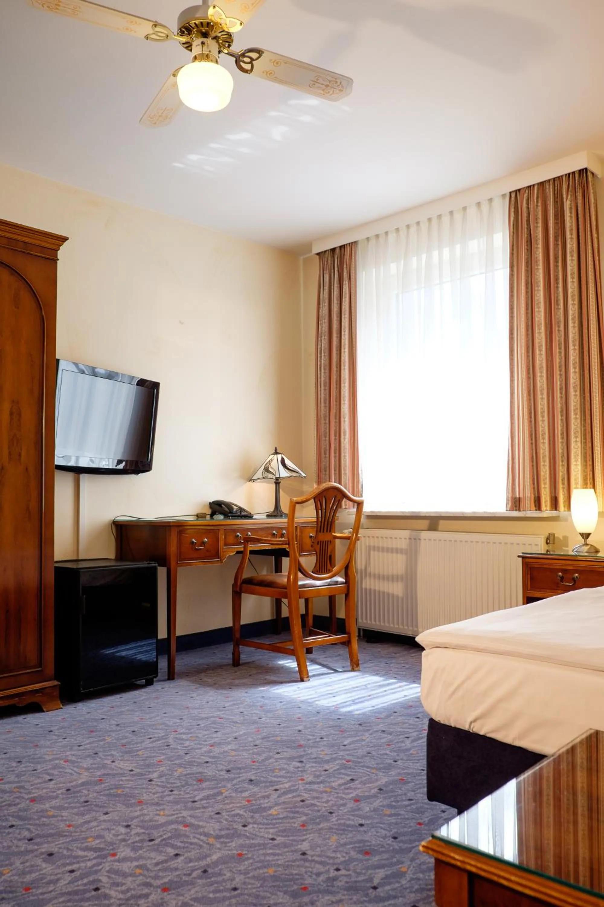 Photo of the whole room, Bed in Hotel Königshof am Funkturm