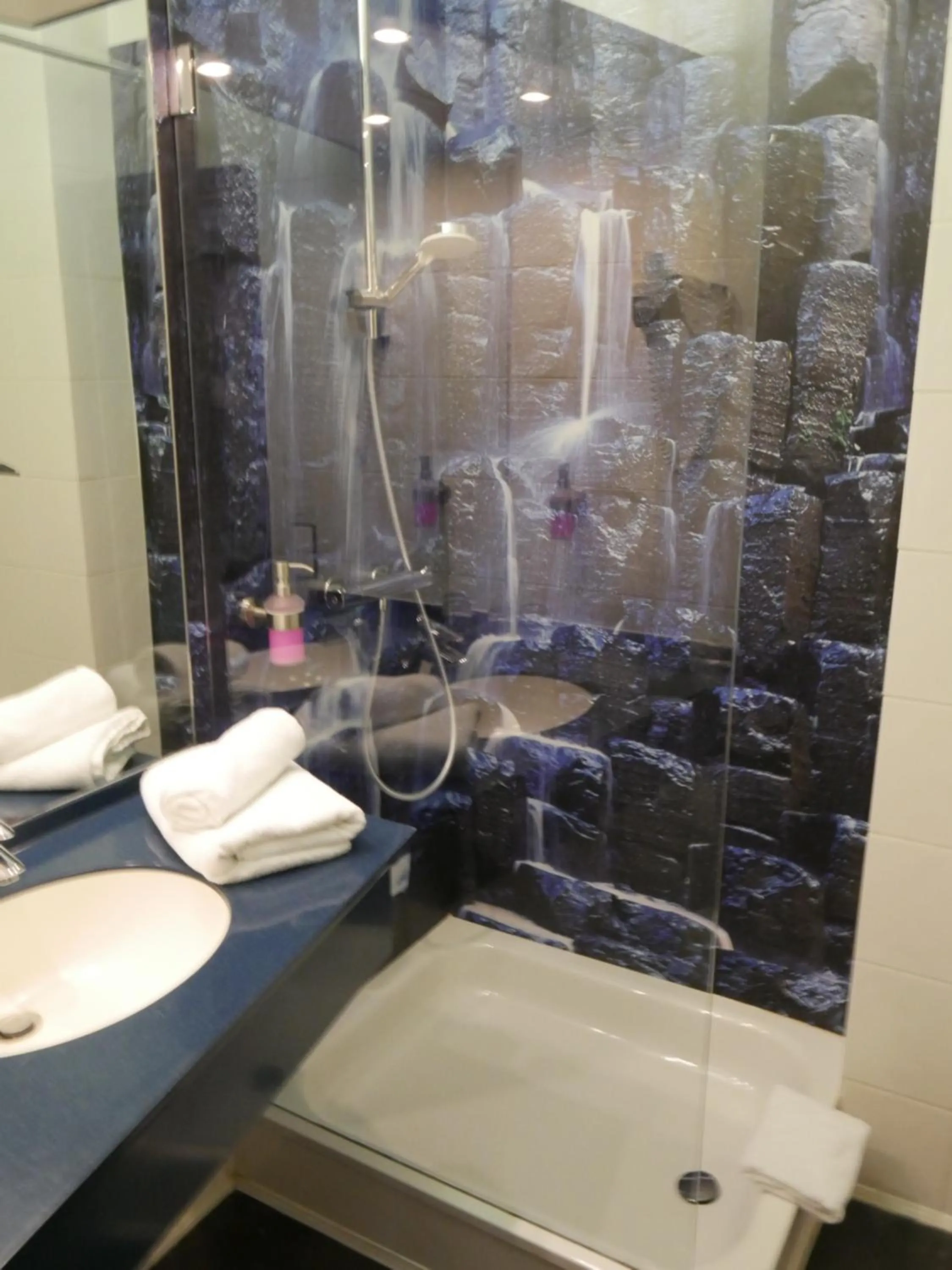 Bathroom in Rheinhessen Inn GmbH