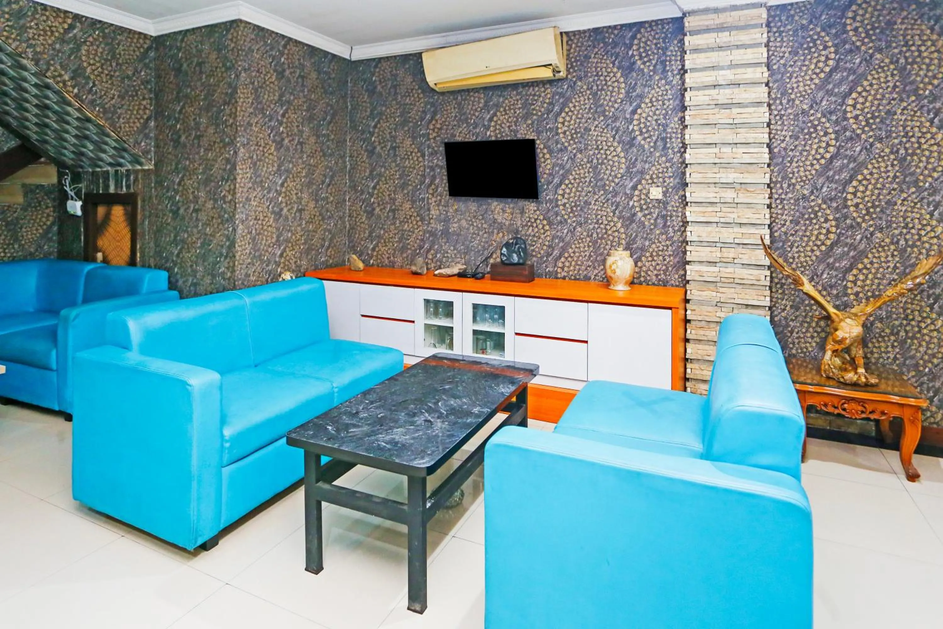 Seating area in Hotel O Bekasi Near Mall Lippo Cikarang Formerly Hotel Addictk