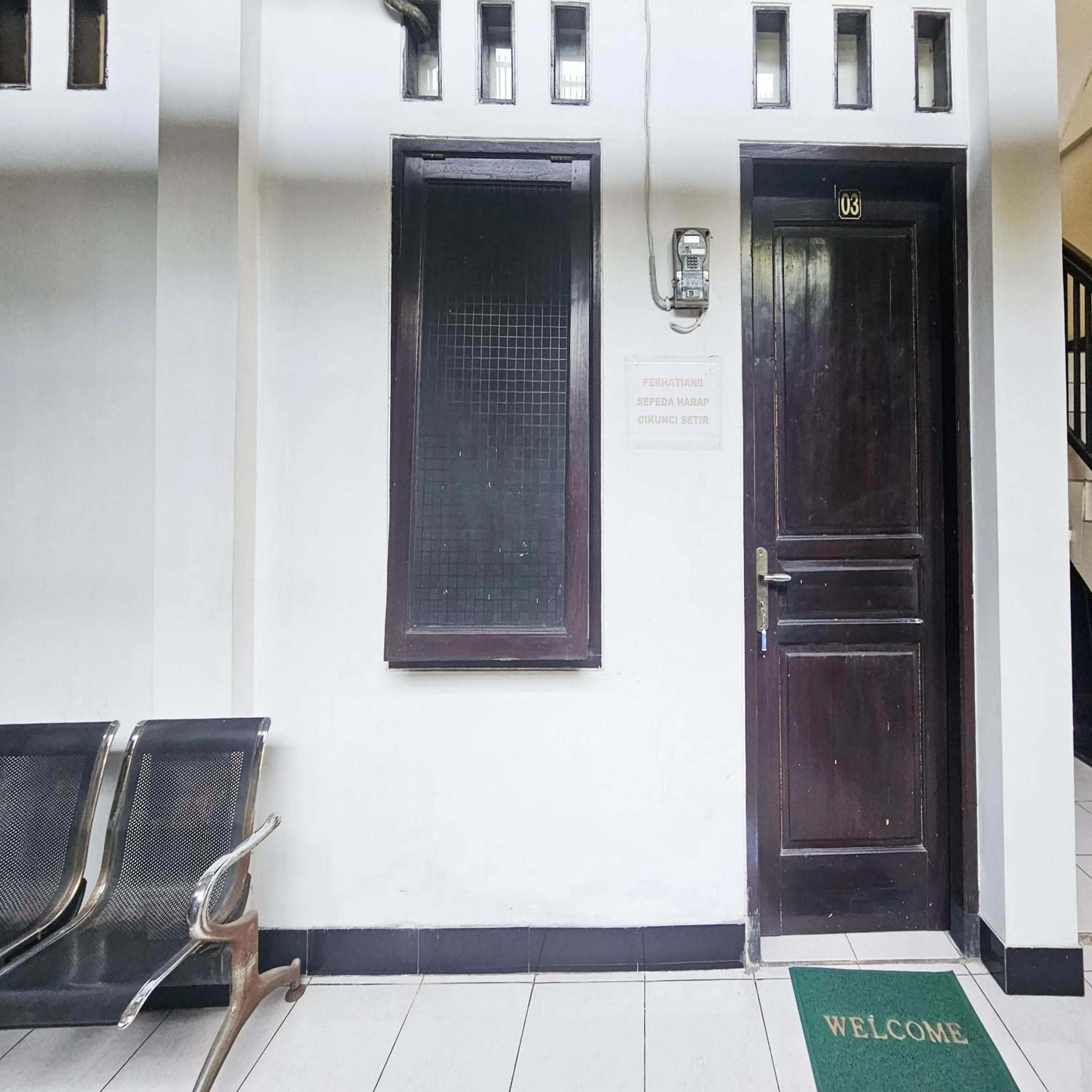 Seating area in Ijen Homestay Mojokerto RedPartner