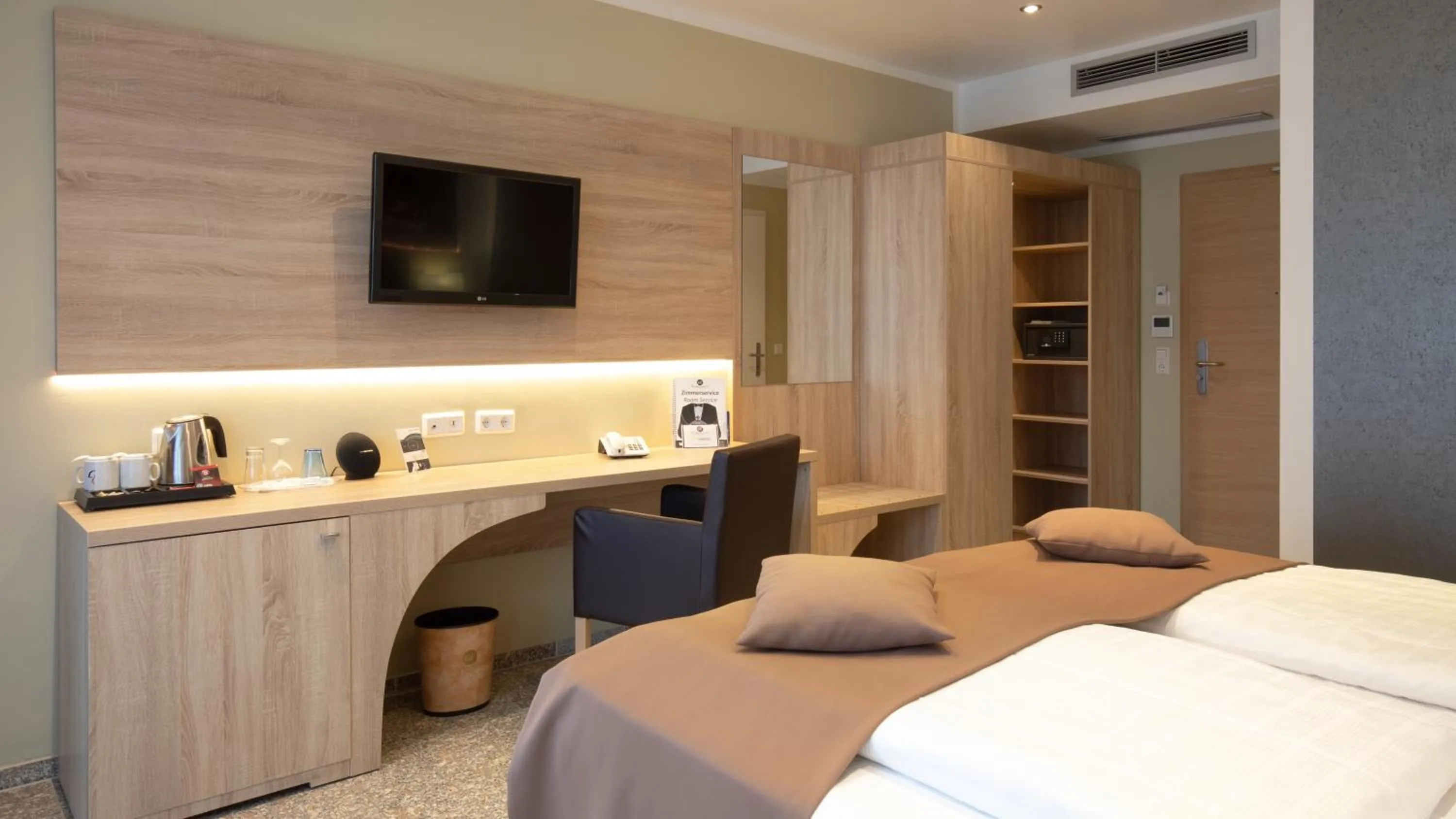 Photo of the whole room, Bed in Hotel-Restaurant Barbarossahof