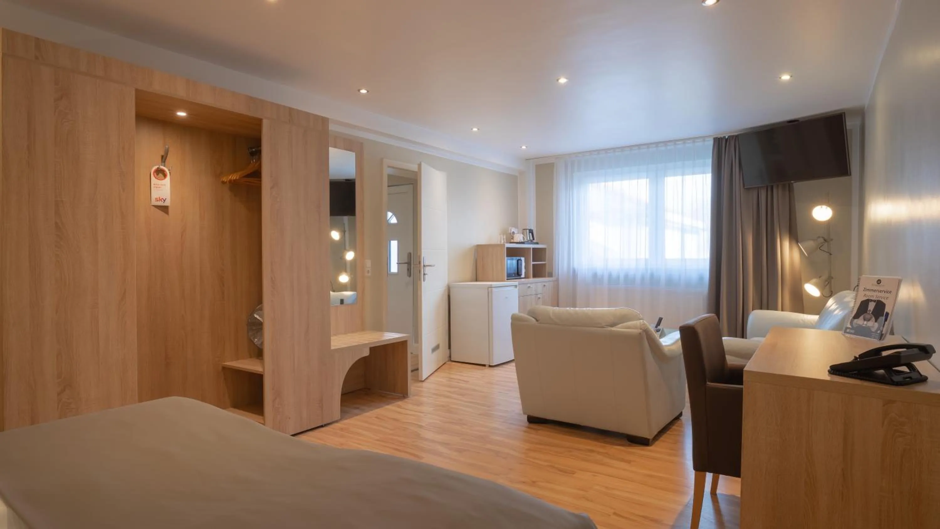 Photo of the whole room, Bed in Hotel-Restaurant Barbarossahof