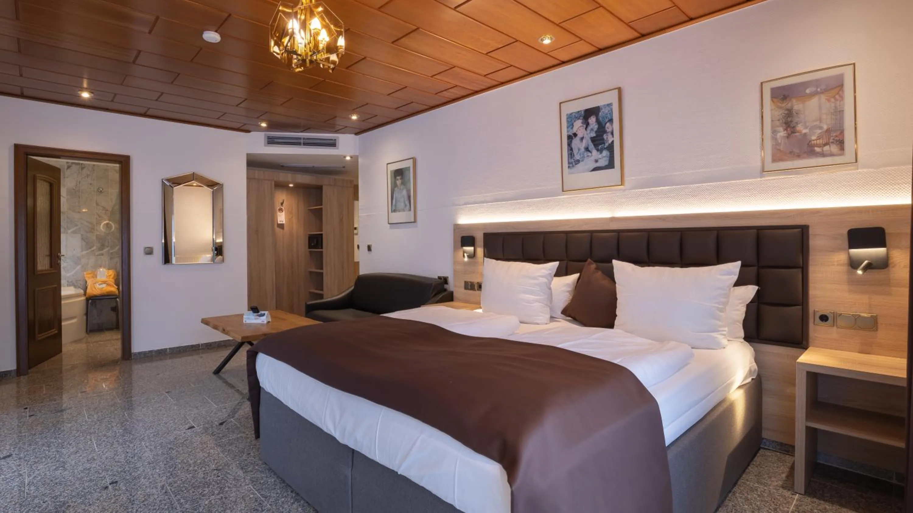 Photo of the whole room, Bed in Hotel-Restaurant Barbarossahof