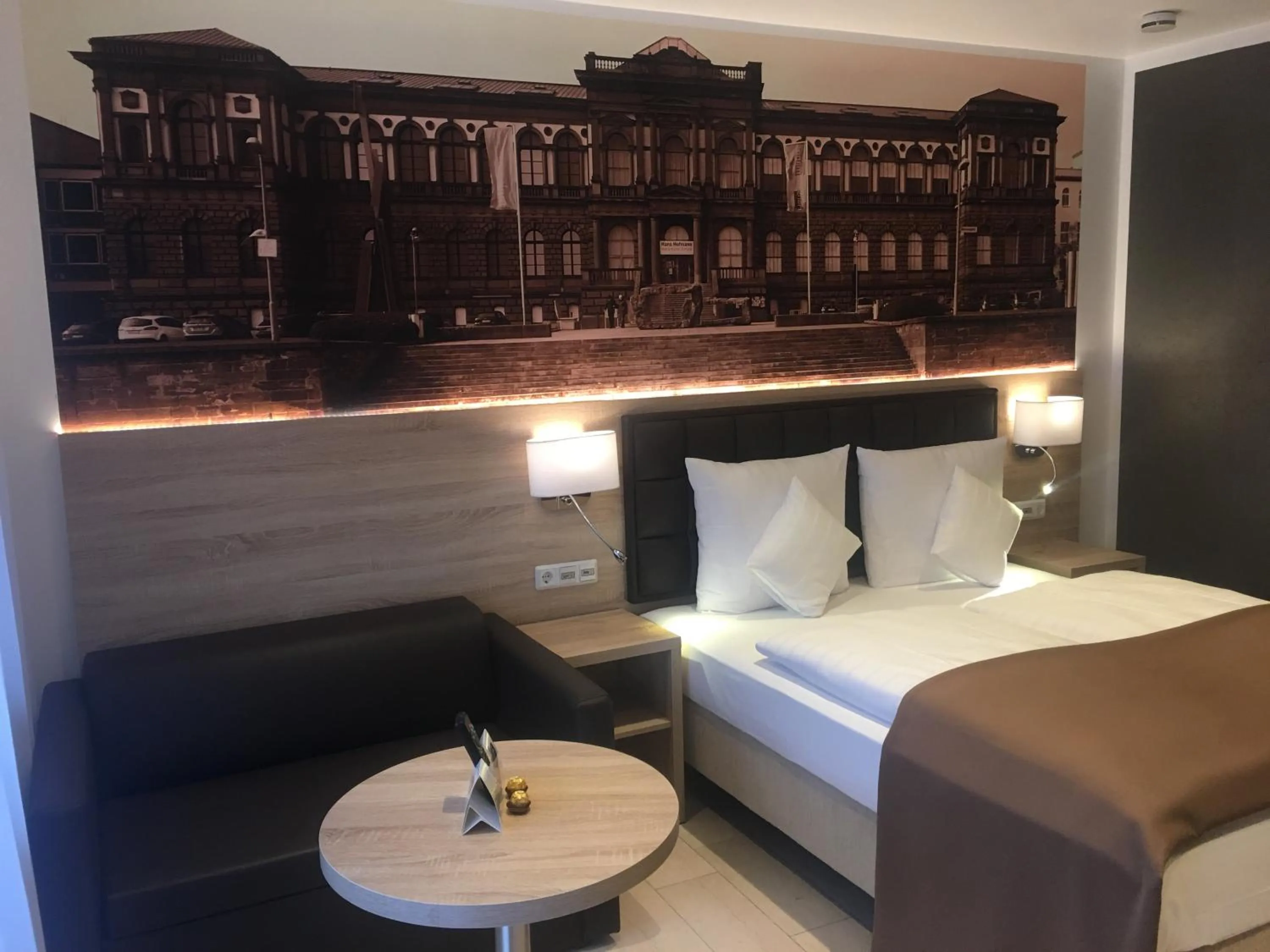 Photo of the whole room, Bed in Hotel-Restaurant Barbarossahof