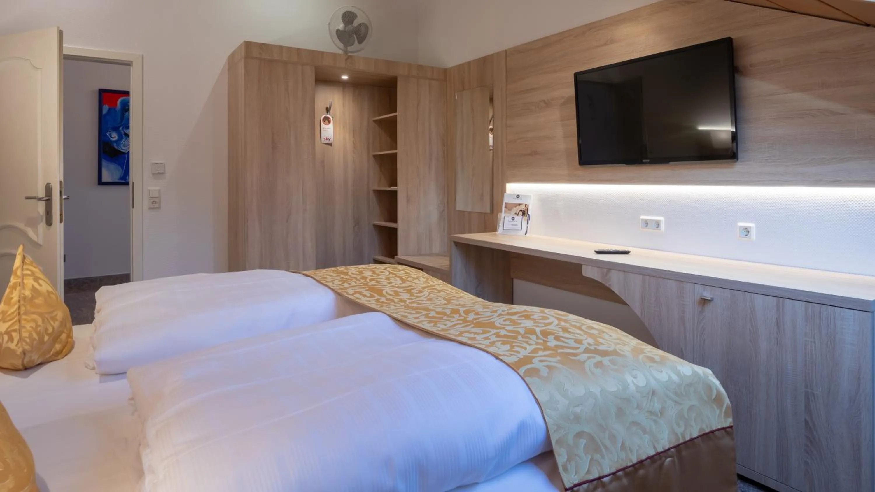 Bedroom, Bed in Hotel-Restaurant Barbarossahof