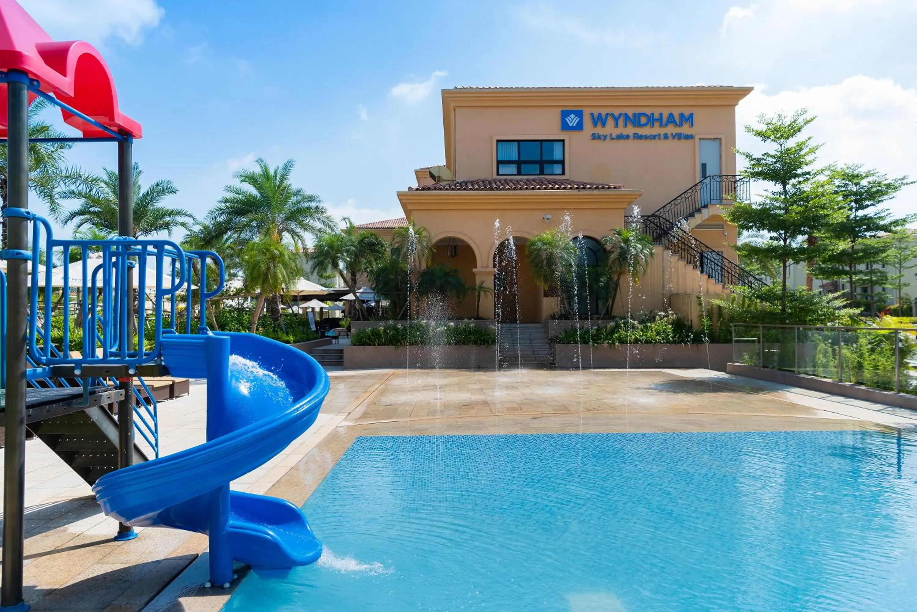 Swimming pool in Wyndham Sky Lake Resort and Villas