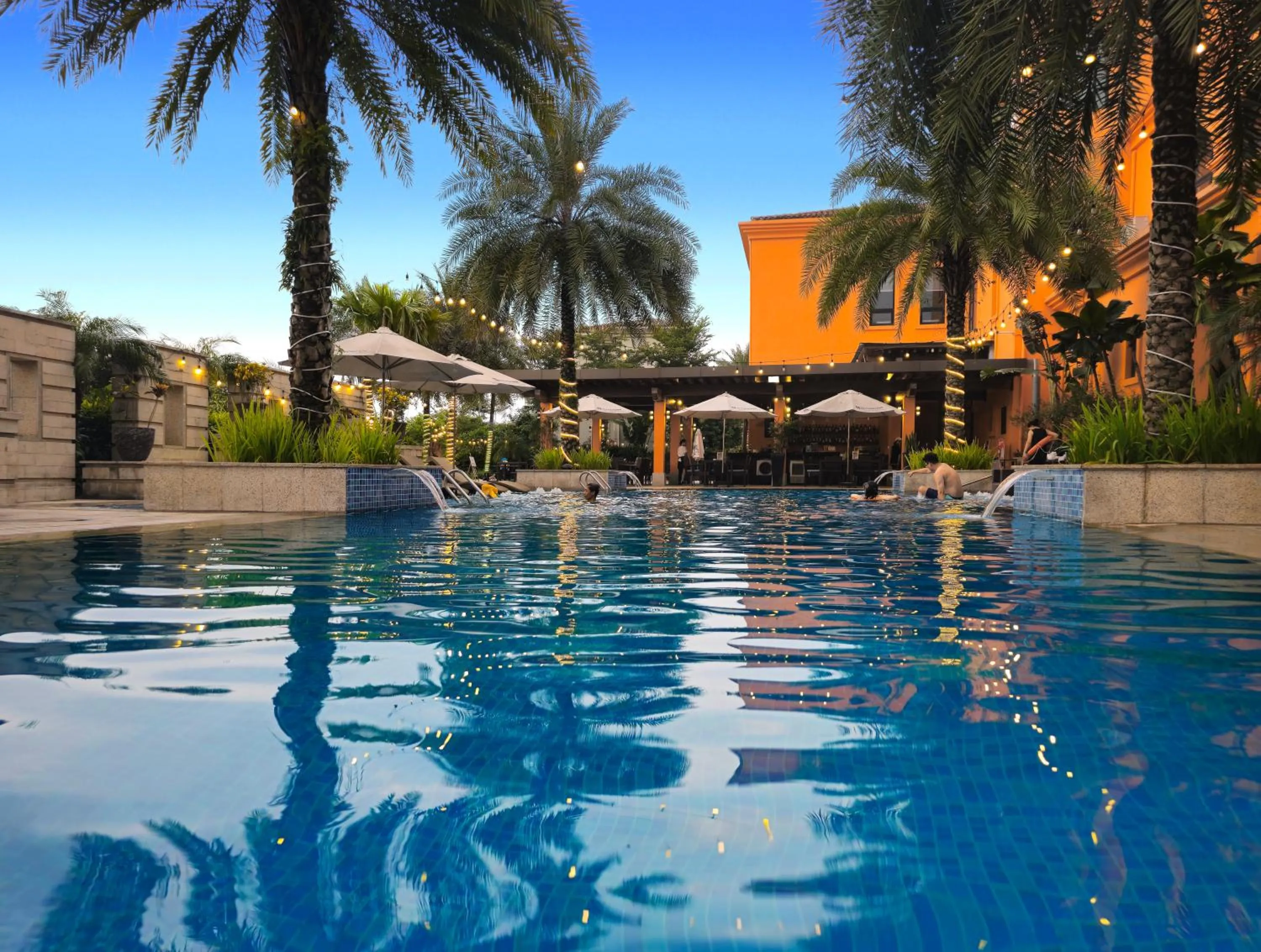Swimming pool in Wyndham Sky Lake Resort and Villas