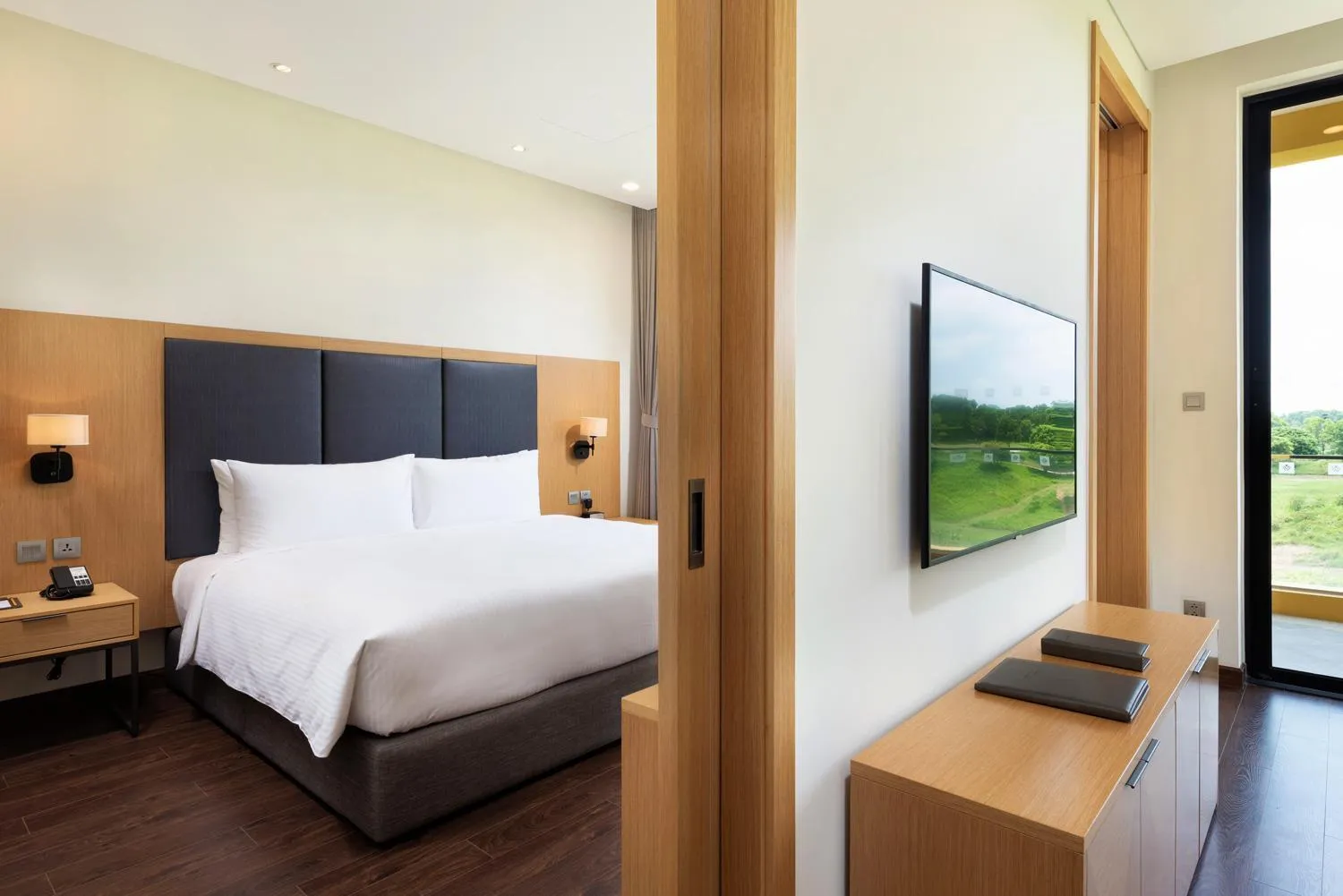 Communal lounge/ TV room, Bed in Wyndham Sky Lake Resort and Villas