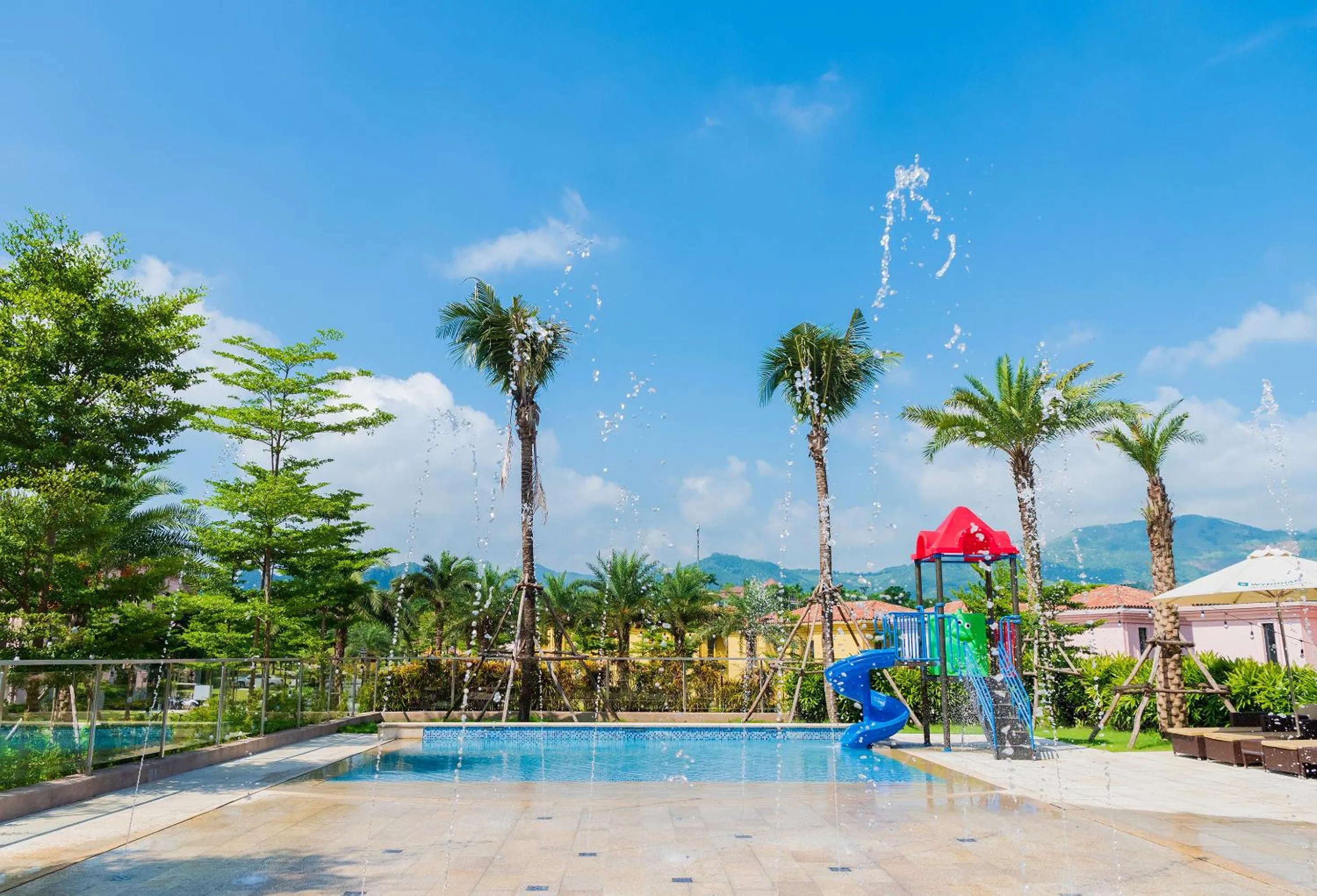Swimming pool in Wyndham Sky Lake Resort and Villas