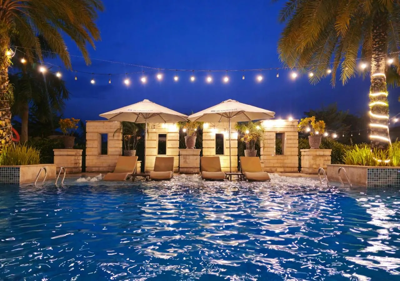Swimming pool in Wyndham Sky Lake Resort and Villas