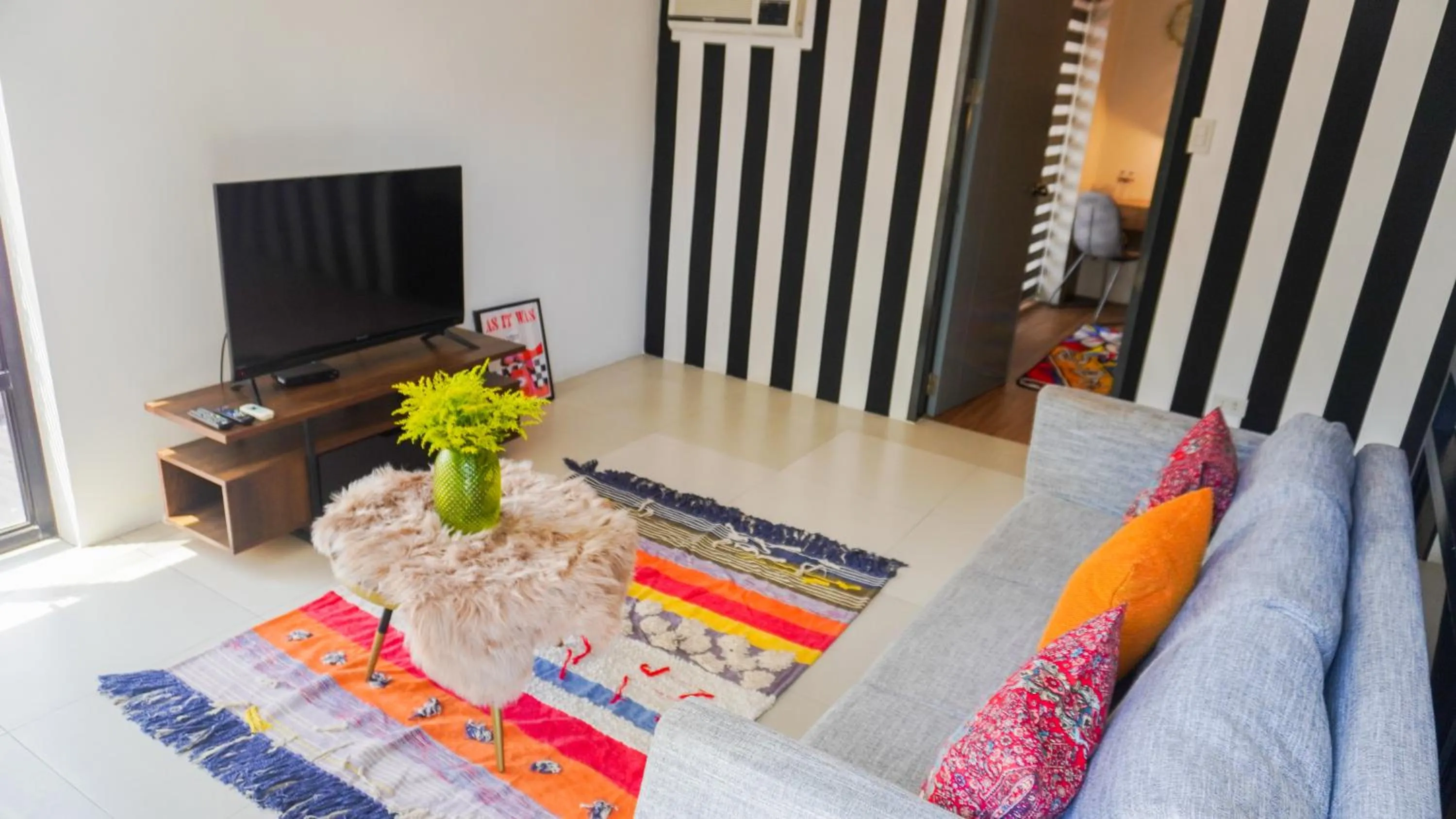 Living room, Bed in UNWND Residences Dumaguete