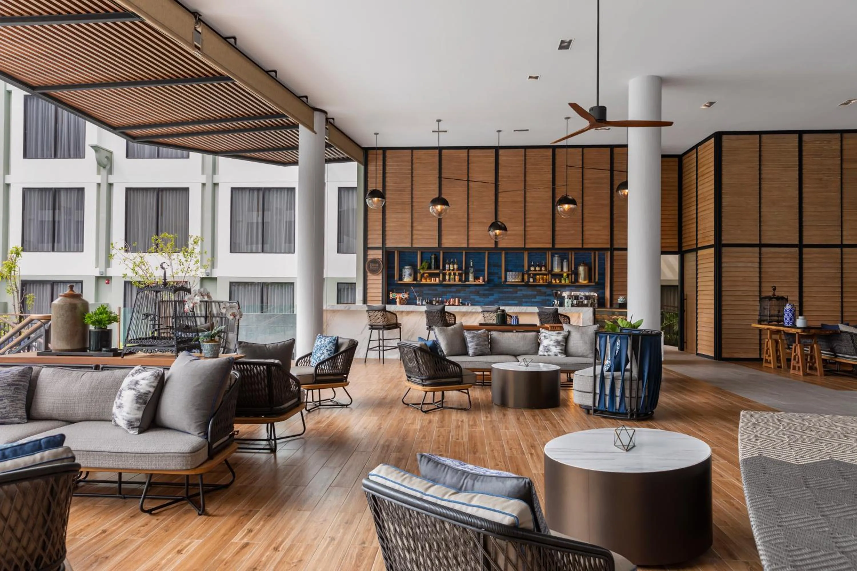 Lounge or bar in Four Points by Sheraton Phuket Patong Beach Resort