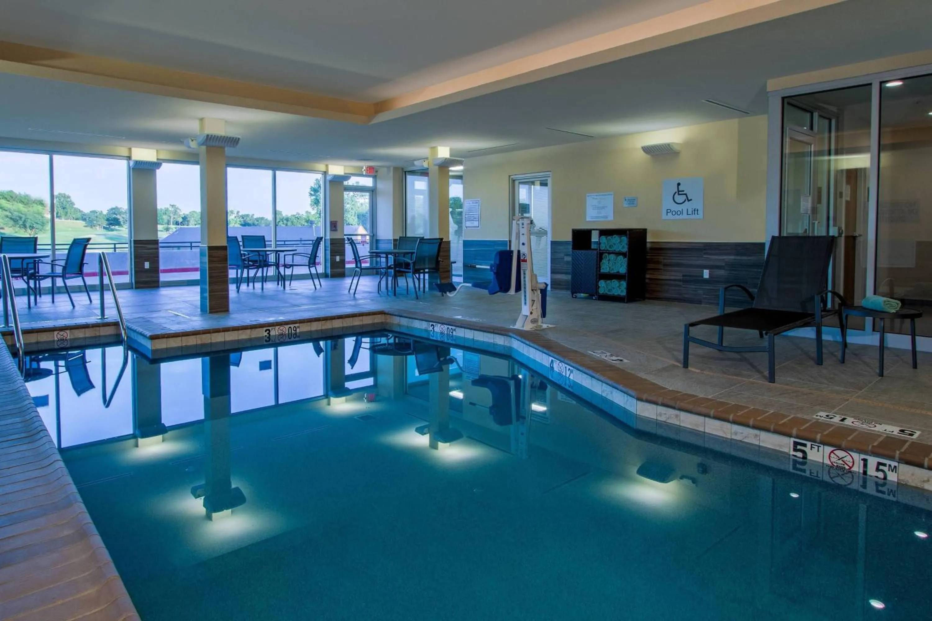 Swimming pool in Fairfield Inn & Suites Duncan