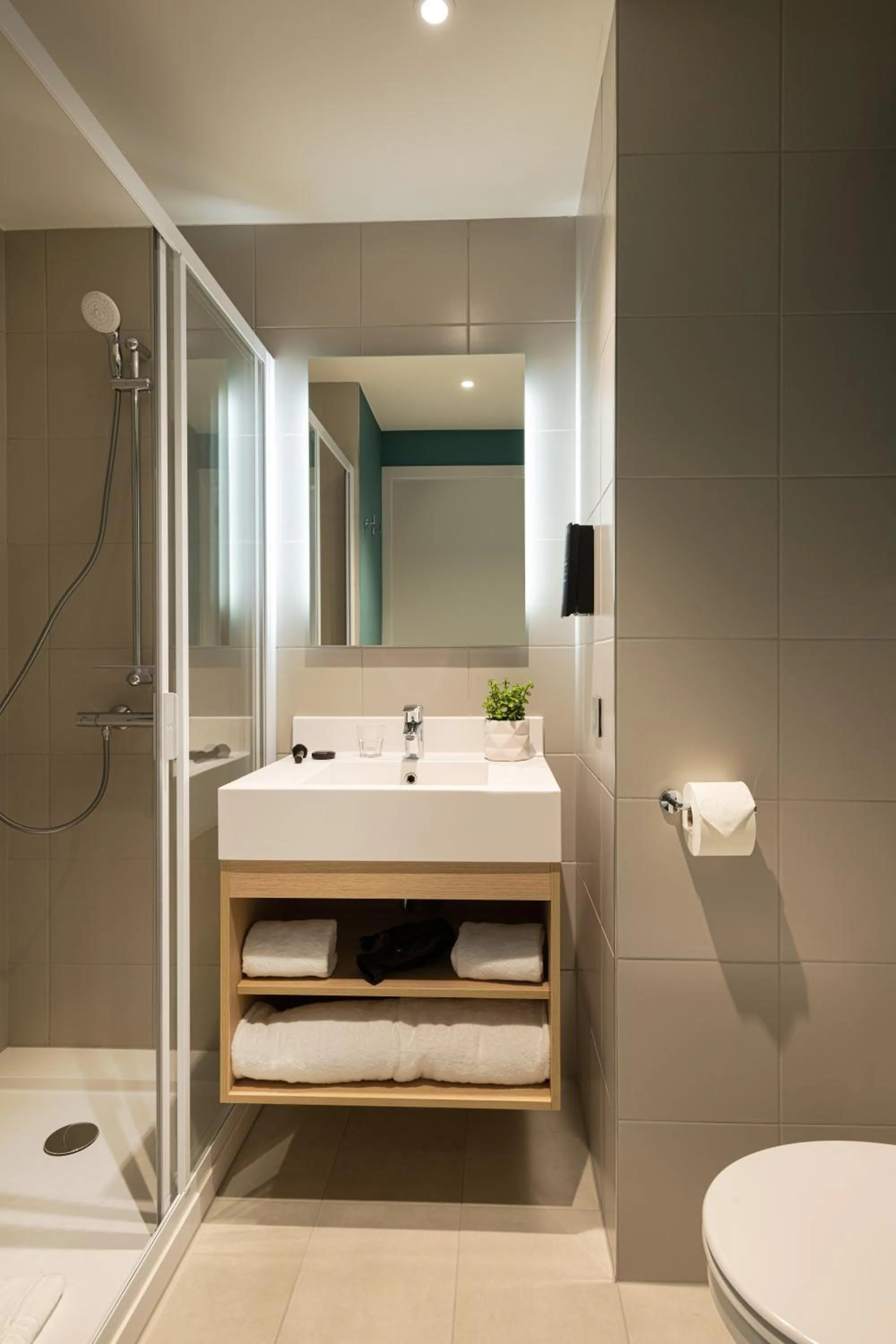 Shower in Adagio access Brussels Delta