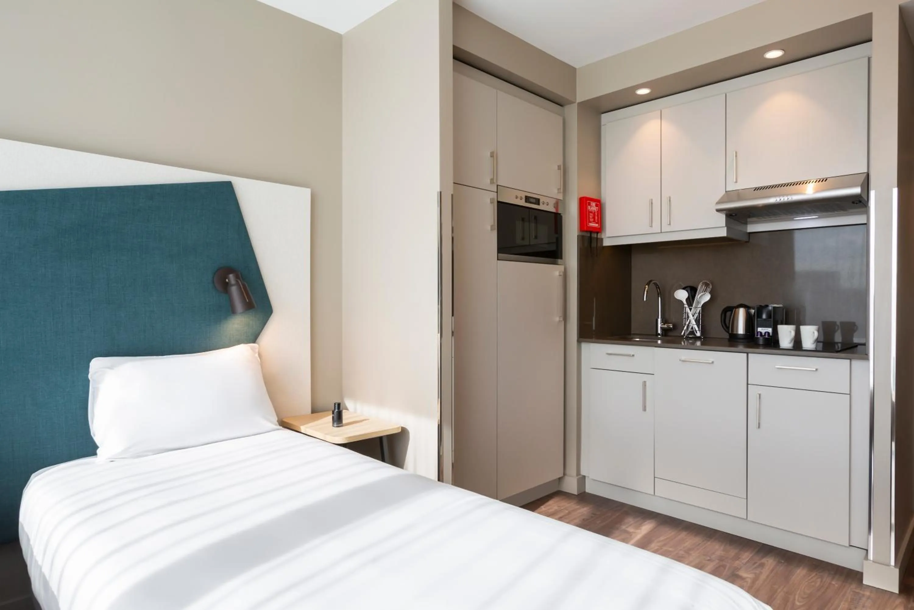 Kitchen or kitchenette, Bed in Aparthotel Adagio London Stratford