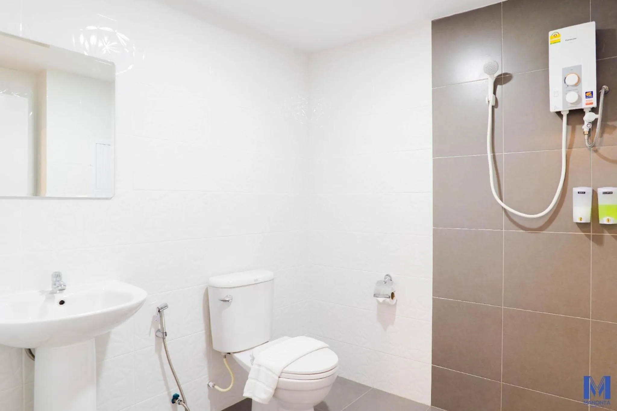 Shower in Manonta Budget Hotel