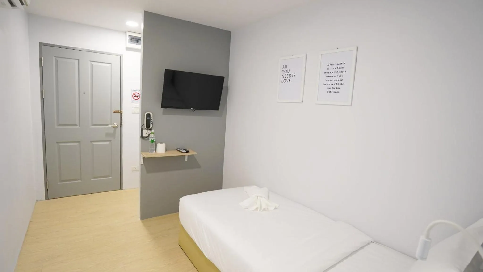 Photo of the whole room, Bed in Manonta Budget Hotel