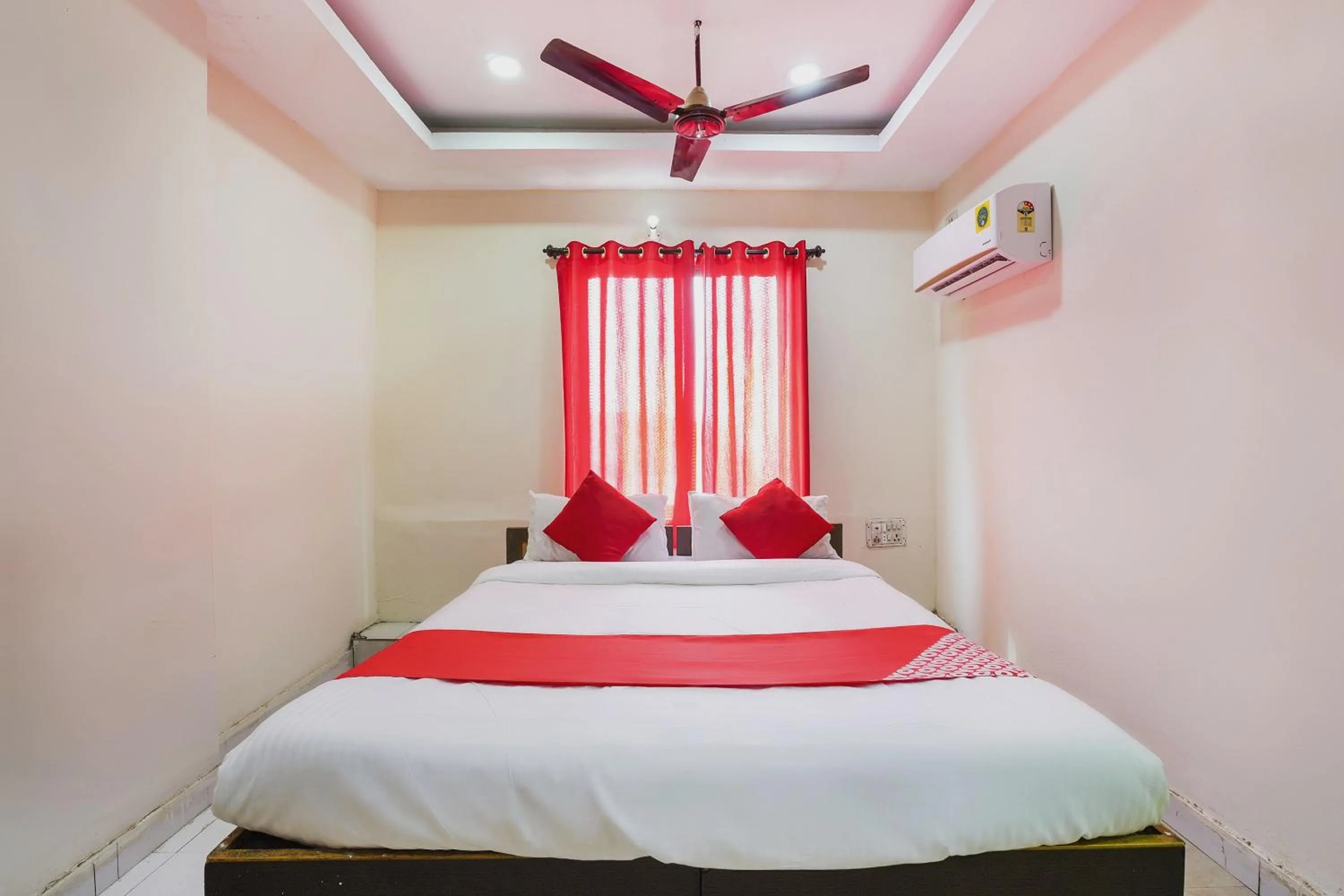 Bedroom, Bed in SPOT ON Hotel Hyderabad Continental