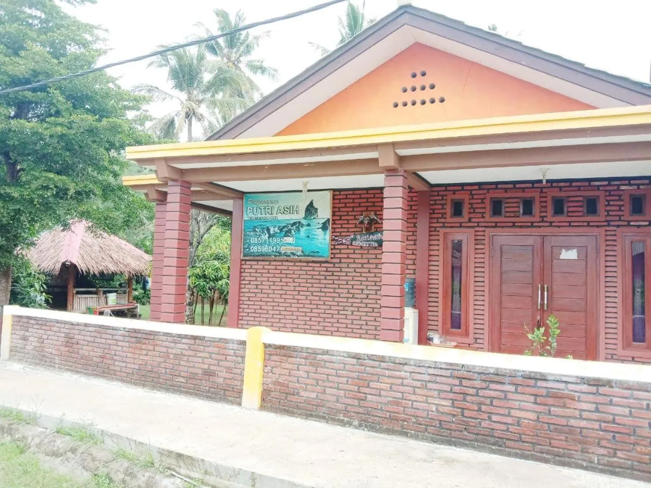Facade/entrance in Hotel O Penginapan Putri Asih Sawarna