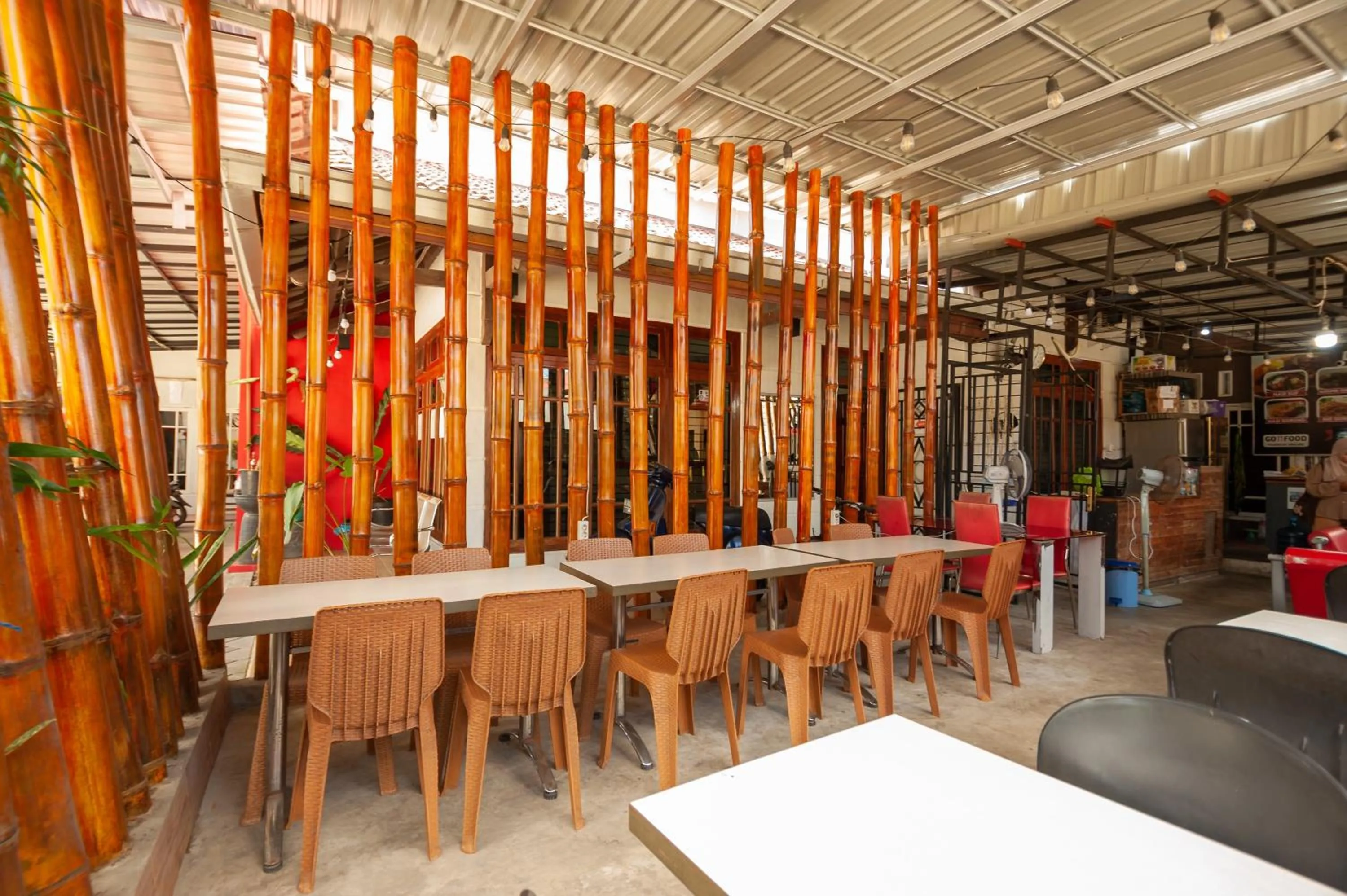 Restaurant/places to eat in RedDoorz Syariah at Bumi Siliwangi Residence Padang