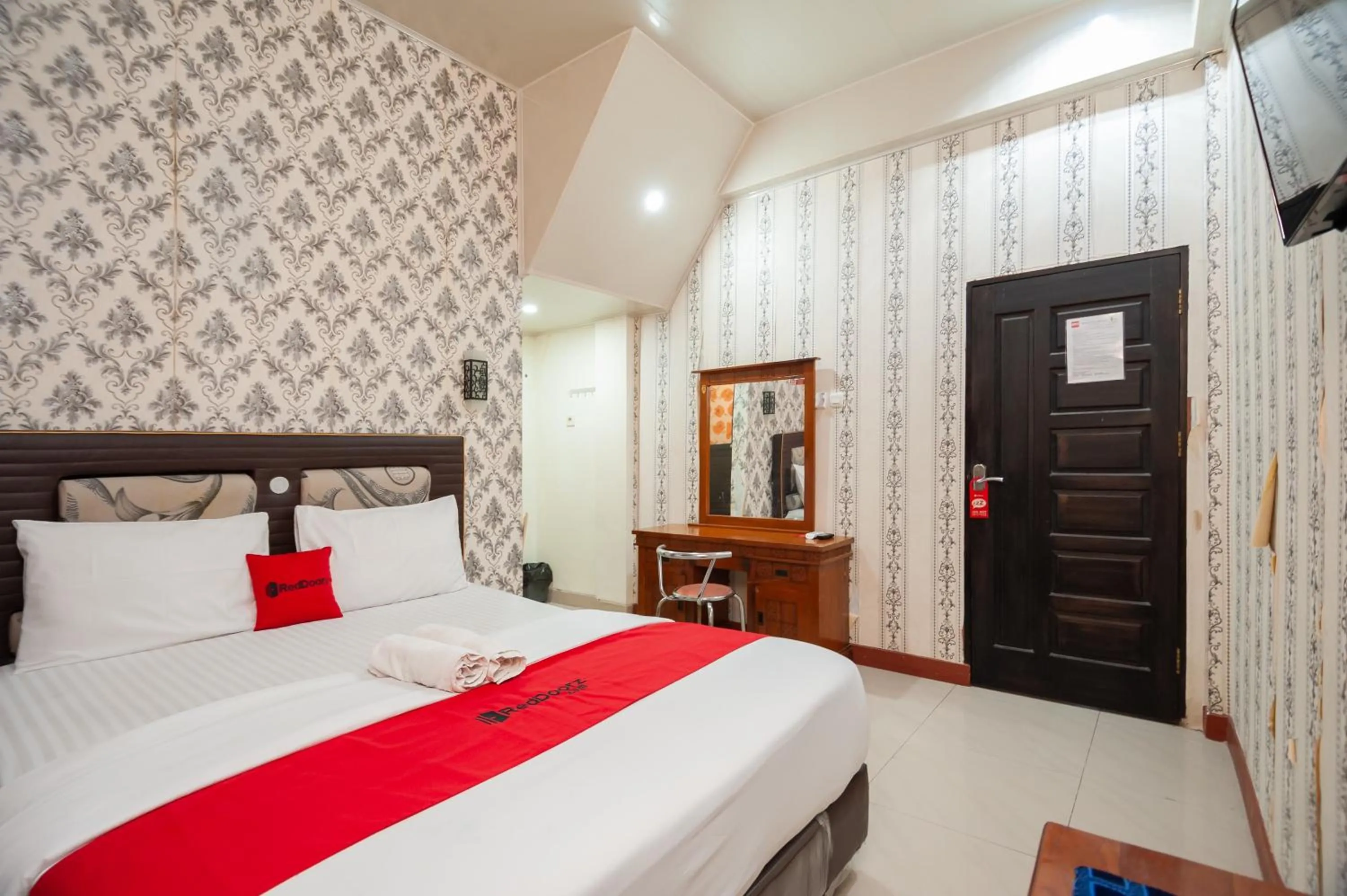 Bed in RedDoorz Syariah at Bumi Siliwangi Residence Padang