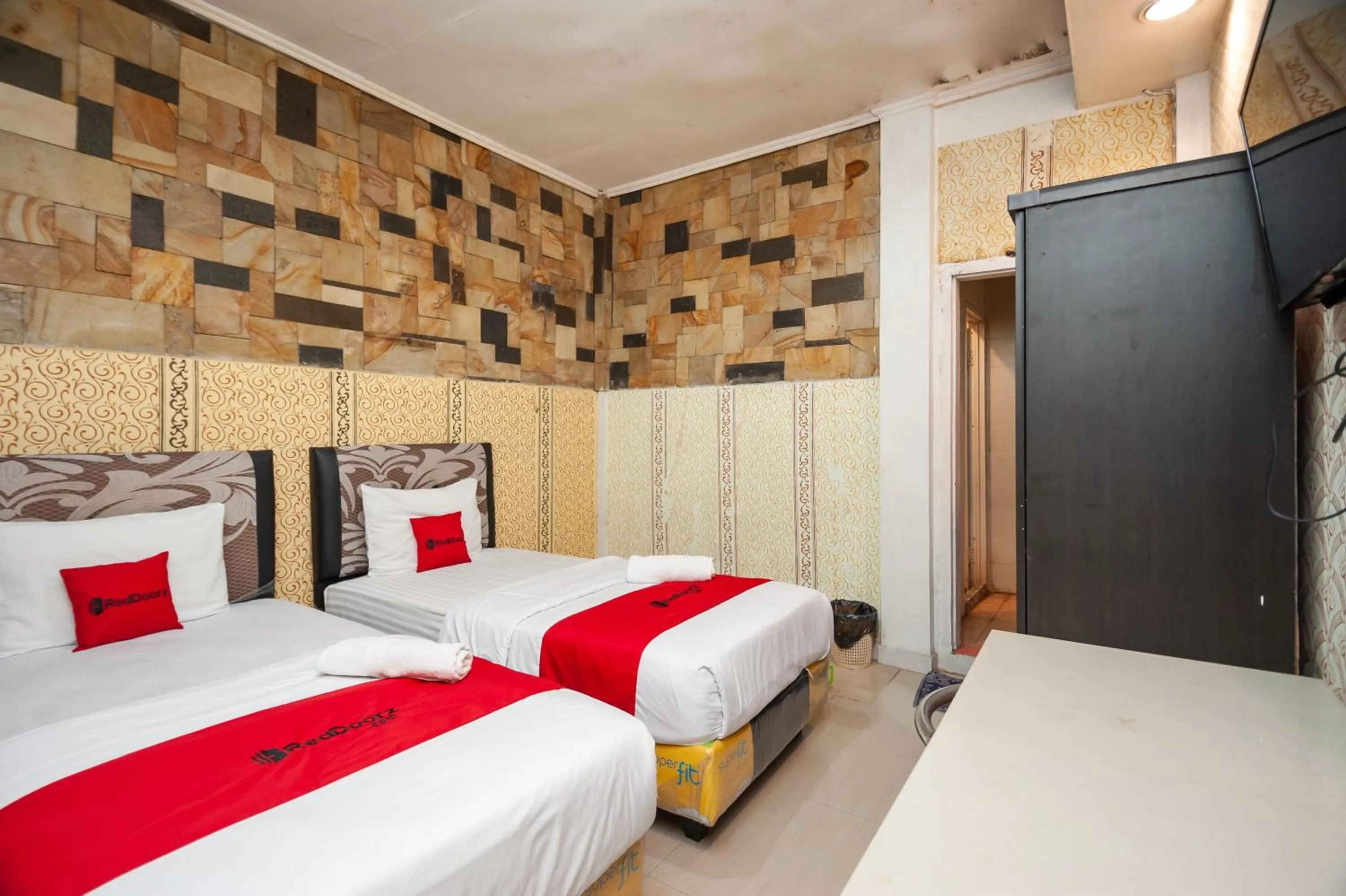 Bed in RedDoorz Syariah at Bumi Siliwangi Residence Padang