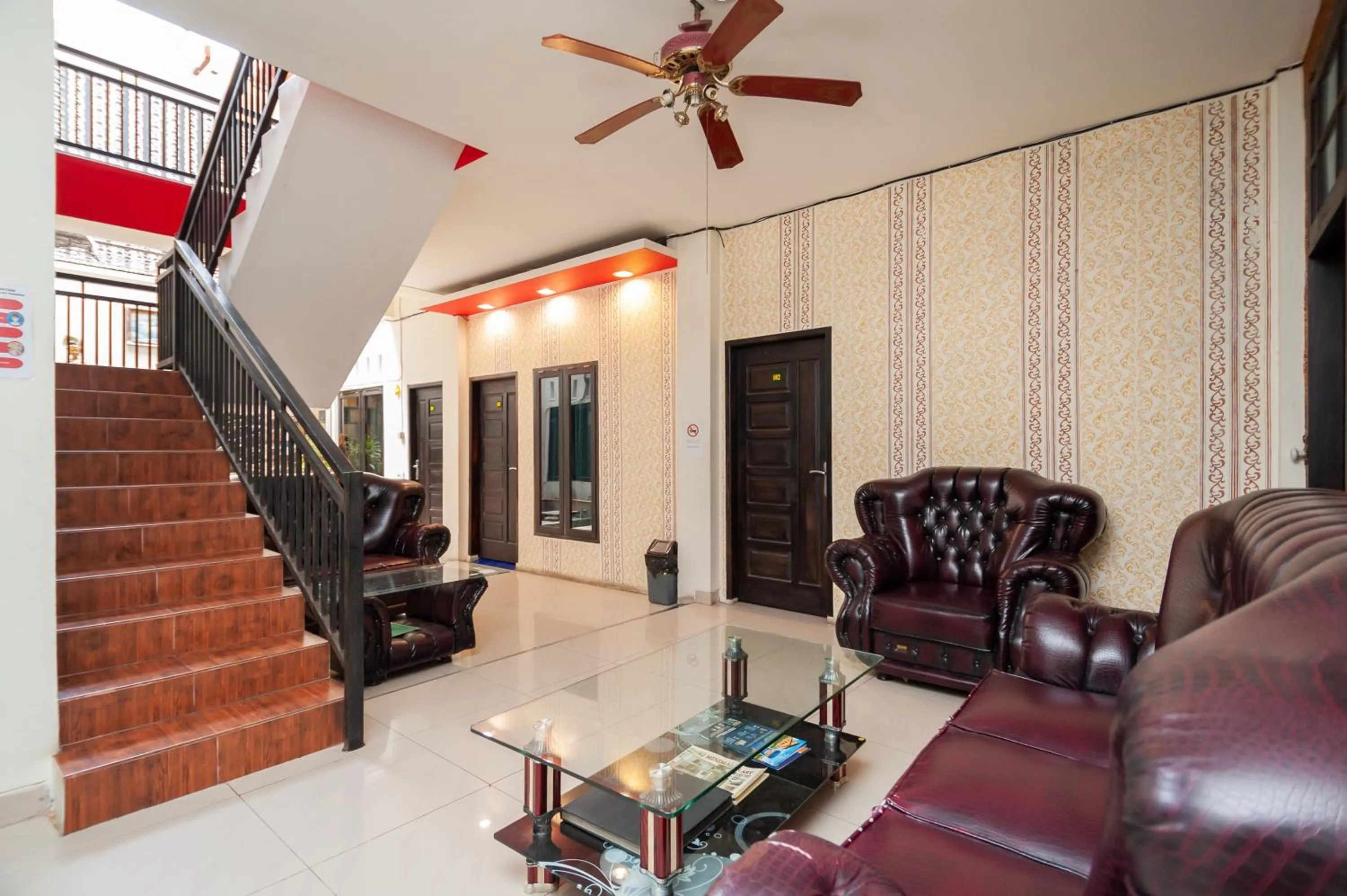 Seating area in RedDoorz Syariah at Bumi Siliwangi Residence Padang
