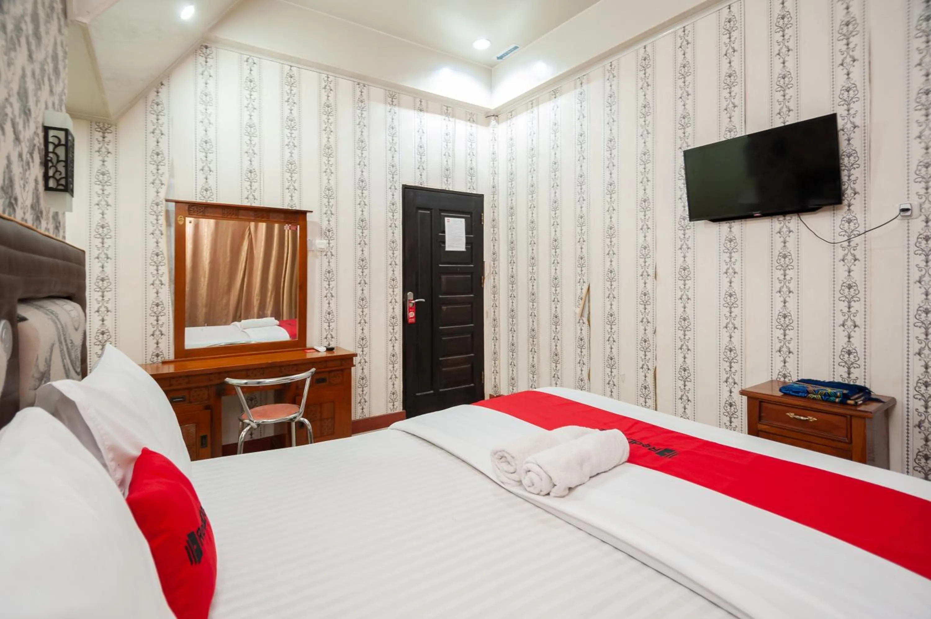 Bed in RedDoorz Syariah at Bumi Siliwangi Residence Padang