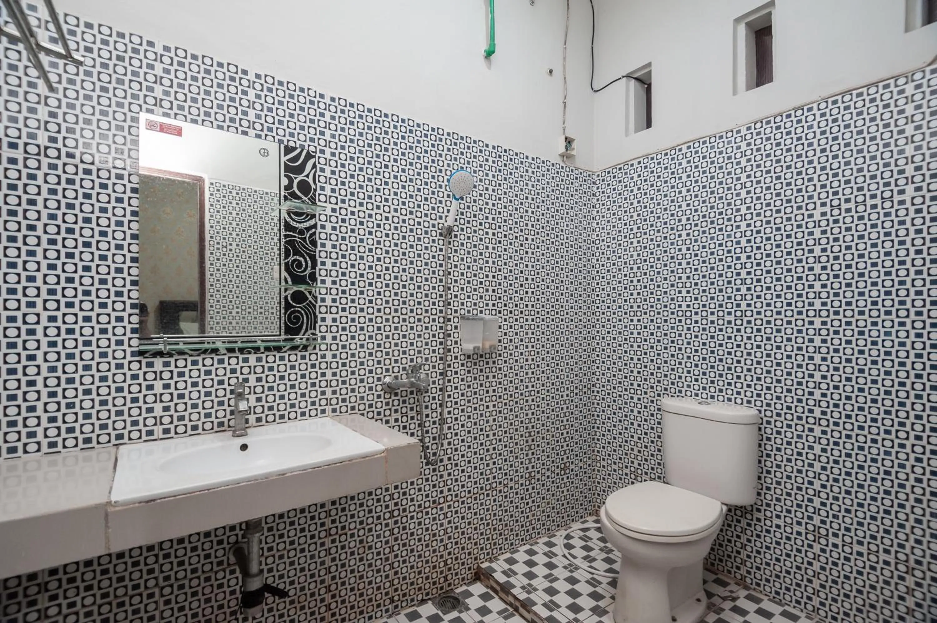 Toilet in RedDoorz Syariah at Bumi Siliwangi Residence Padang