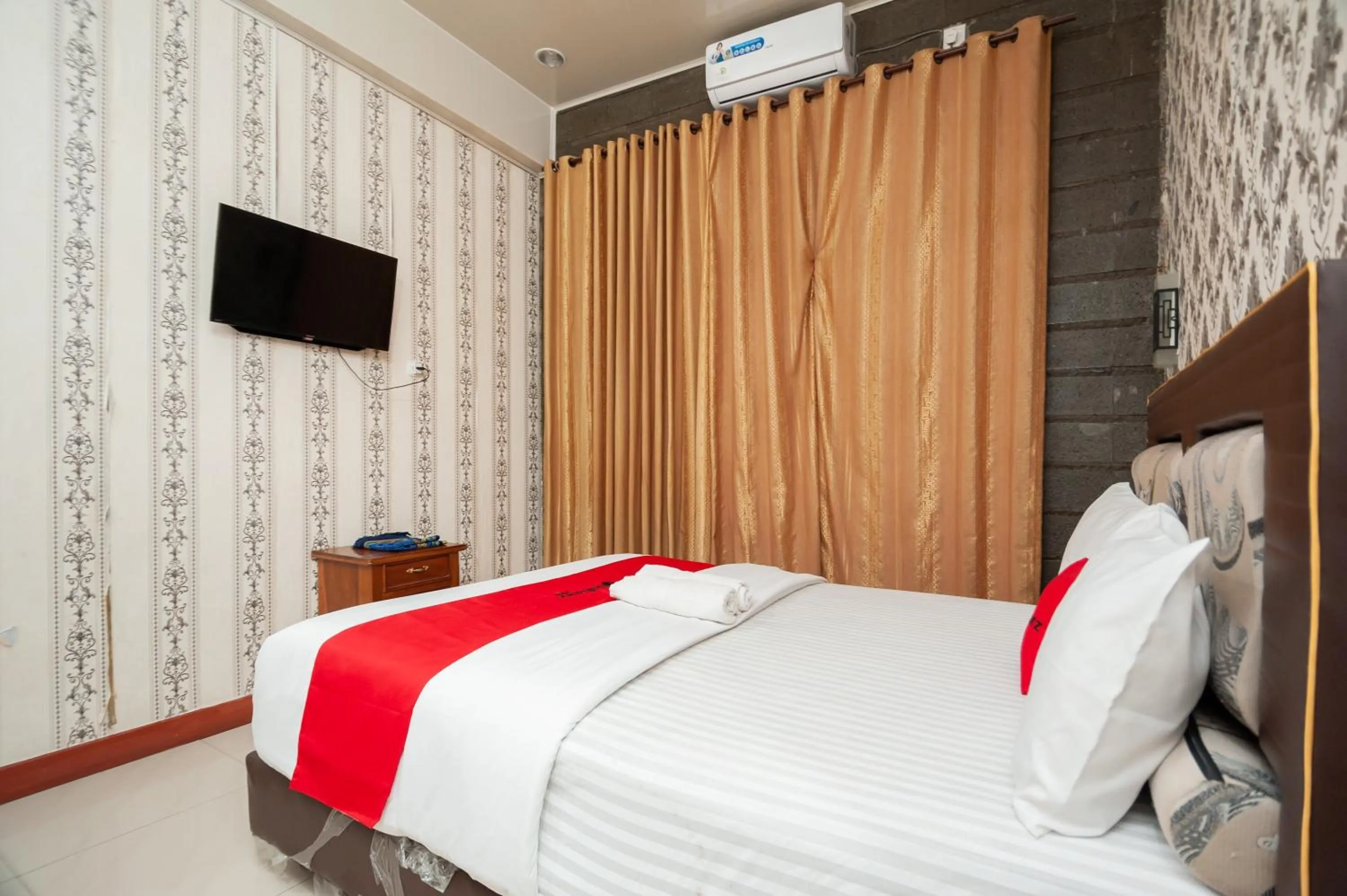 Bed in RedDoorz Syariah at Bumi Siliwangi Residence Padang