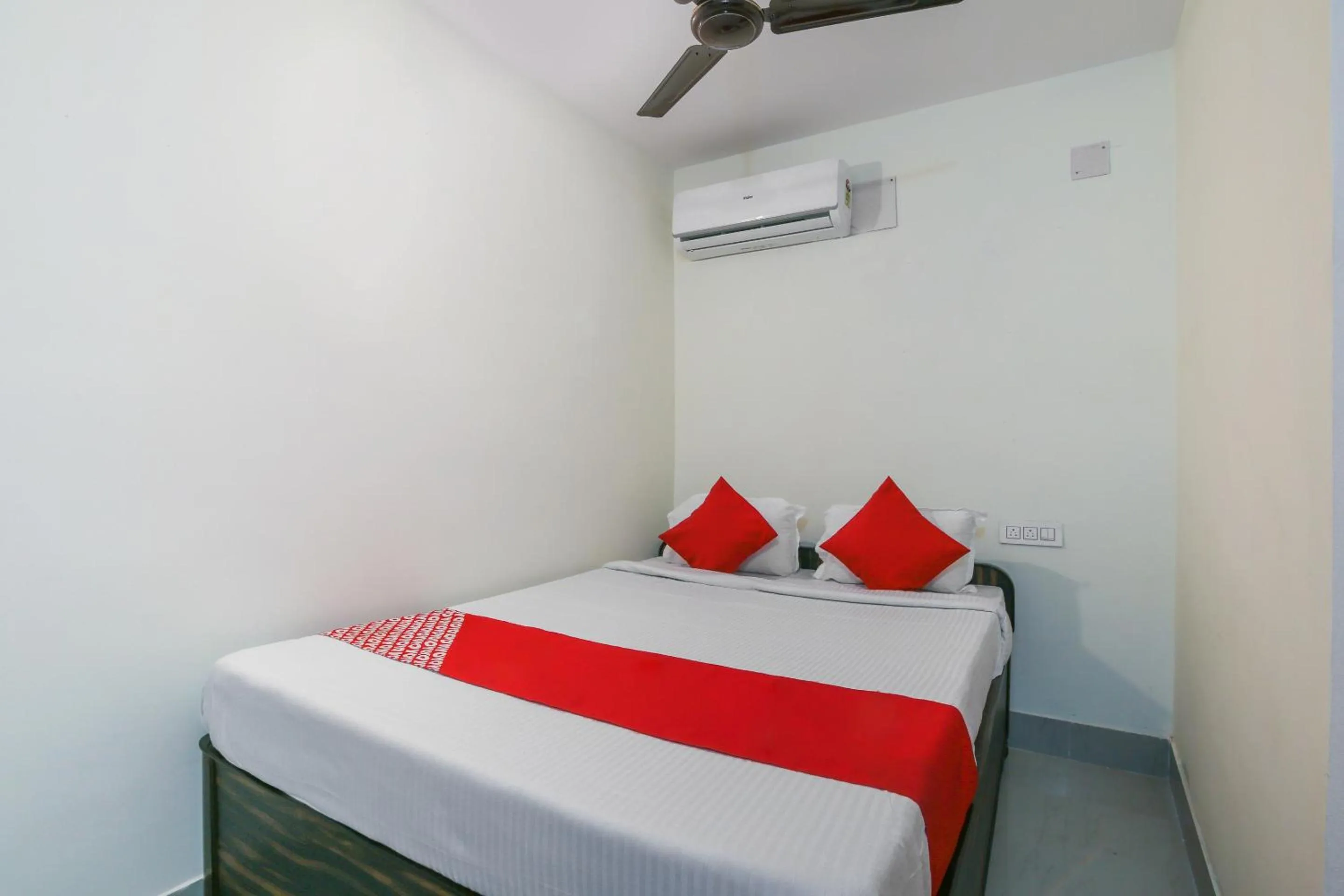 Bedroom, Bed in Super Hotel O Lokenath