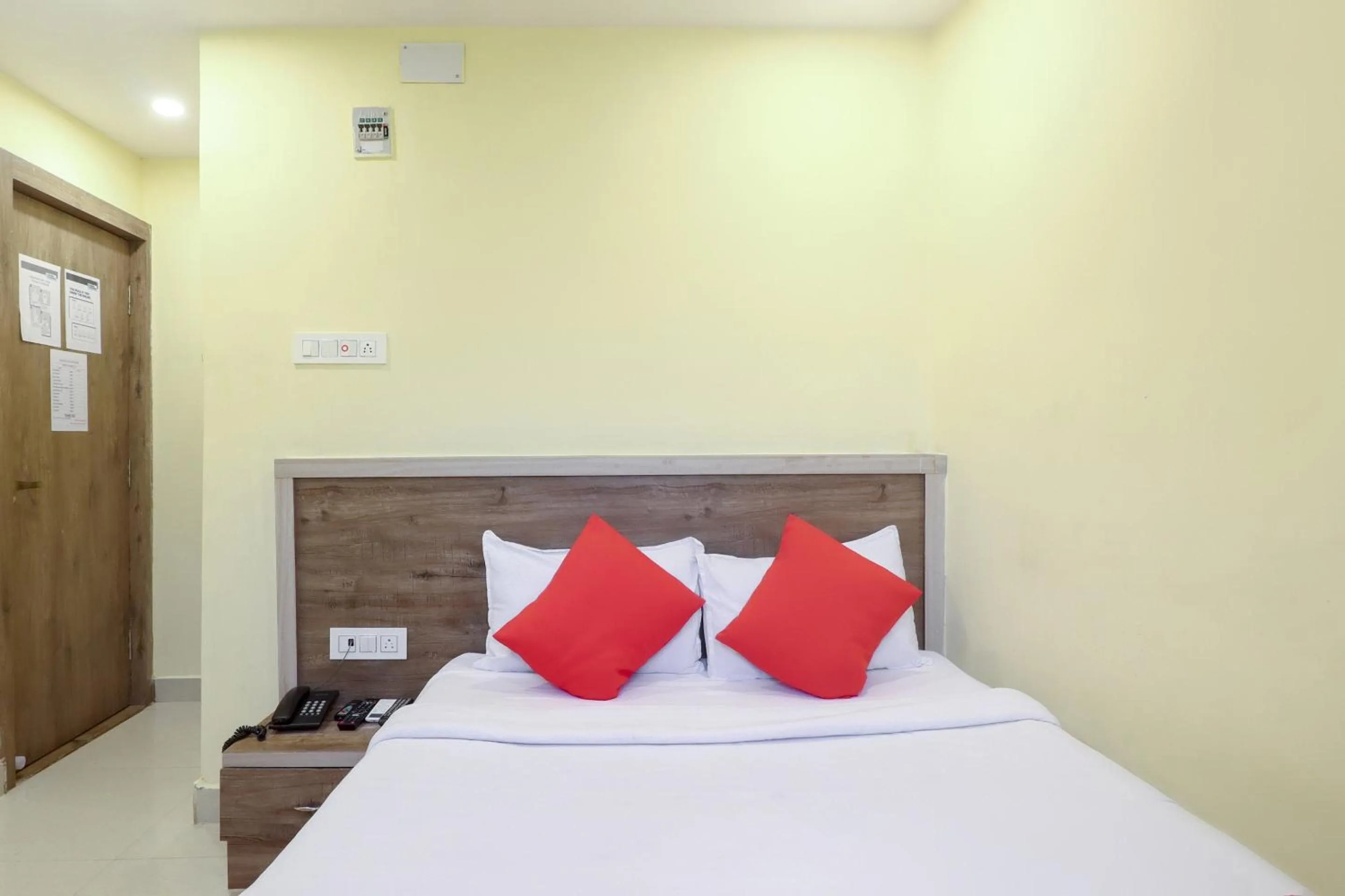 Bedroom, Bed in Hotel O 67309 Hotel Tuk Tuk Palace