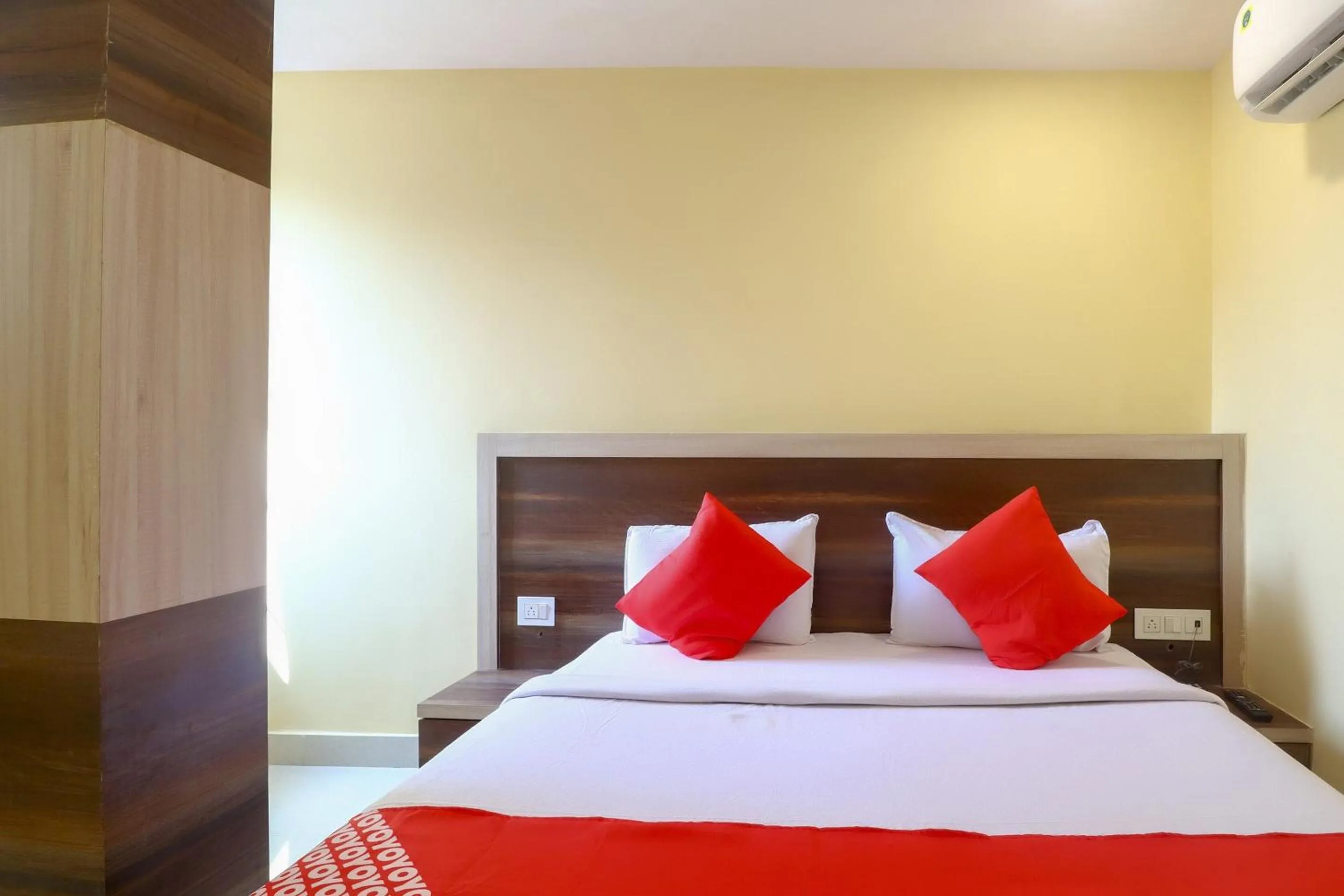 Bedroom, Bed in Hotel O 67309 Hotel Tuk Tuk Palace