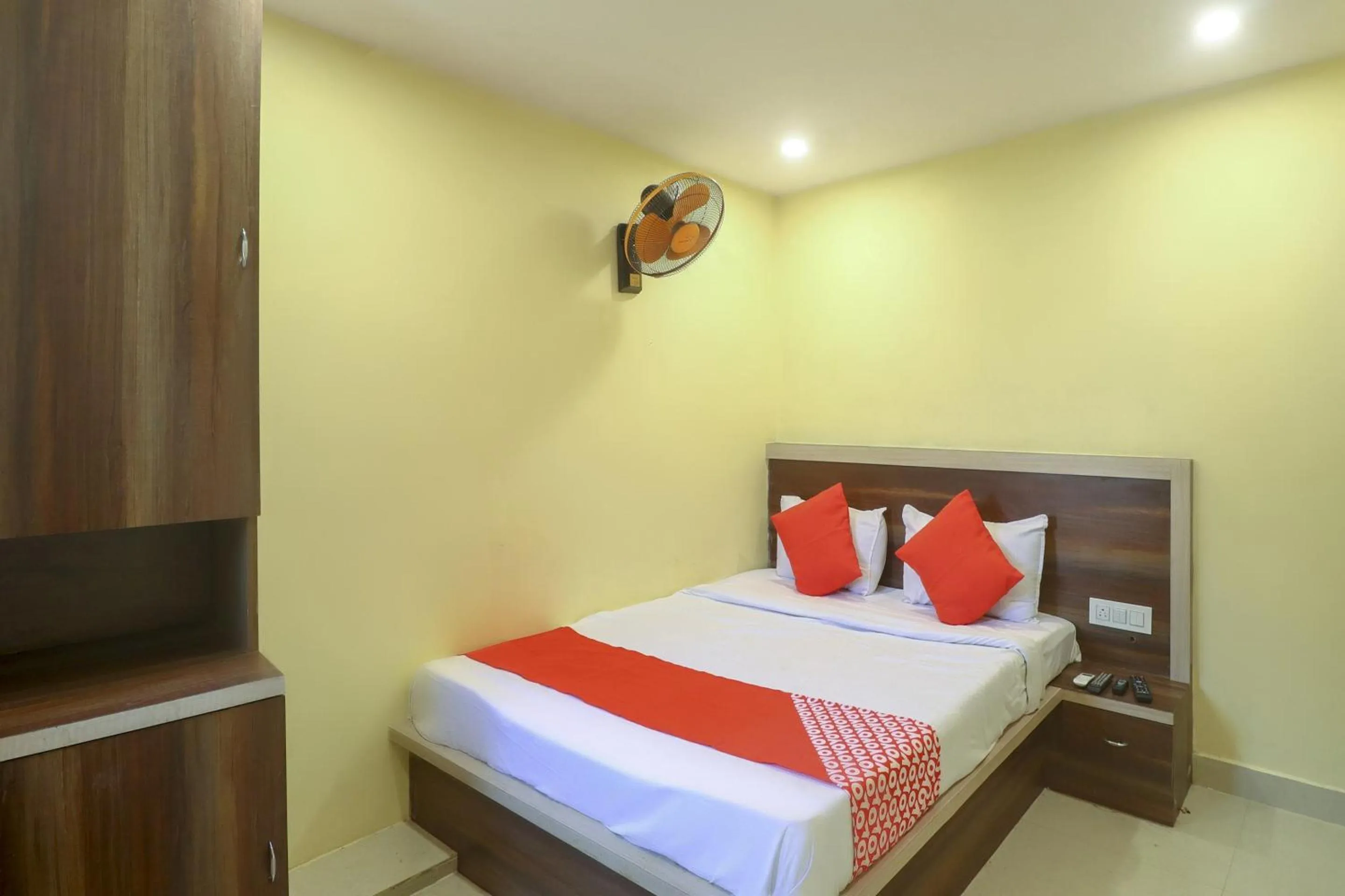 Bathroom, Bed in Hotel O 67309 Hotel Tuk Tuk Palace