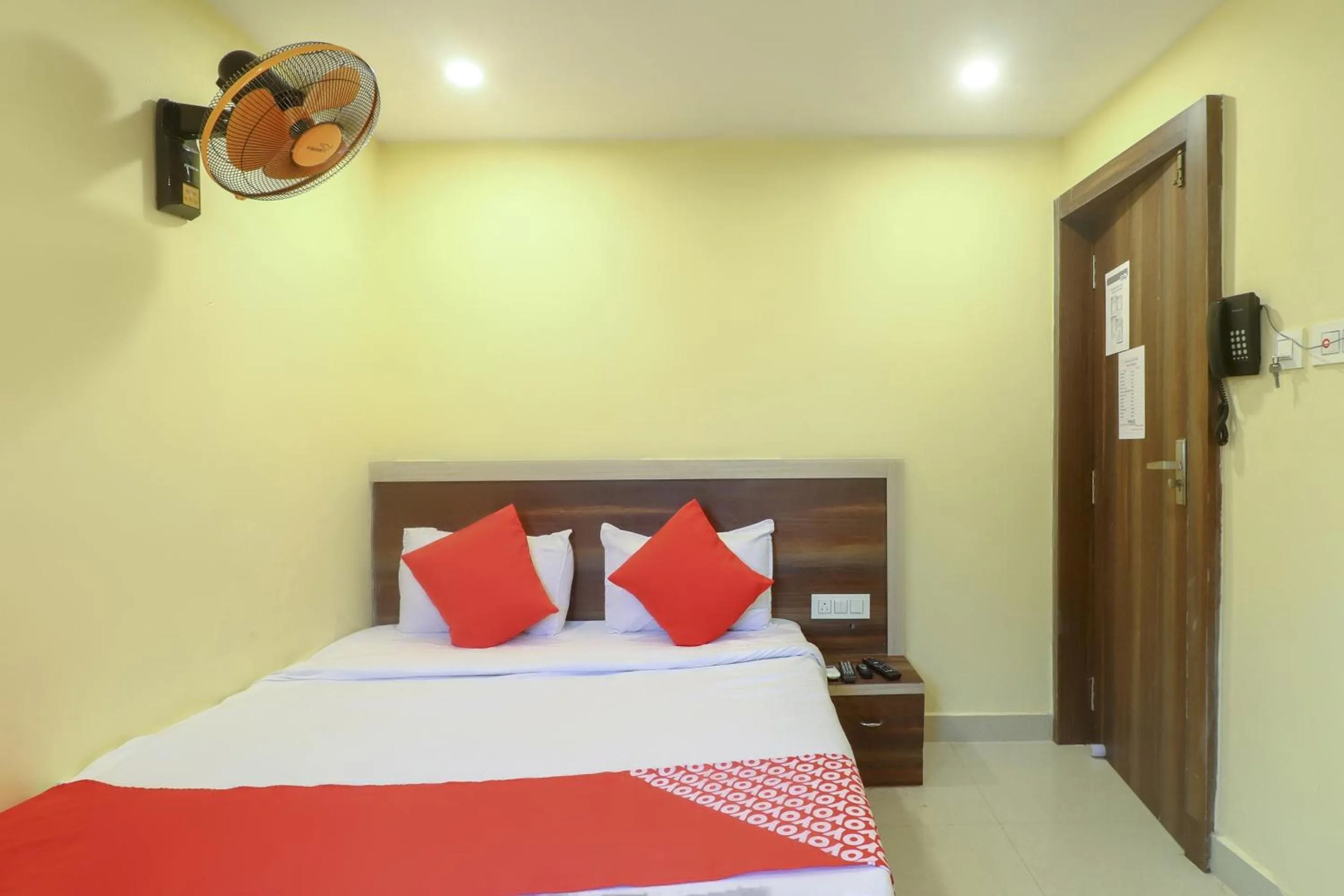 Bedroom, Bed in Hotel O 67309 Hotel Tuk Tuk Palace