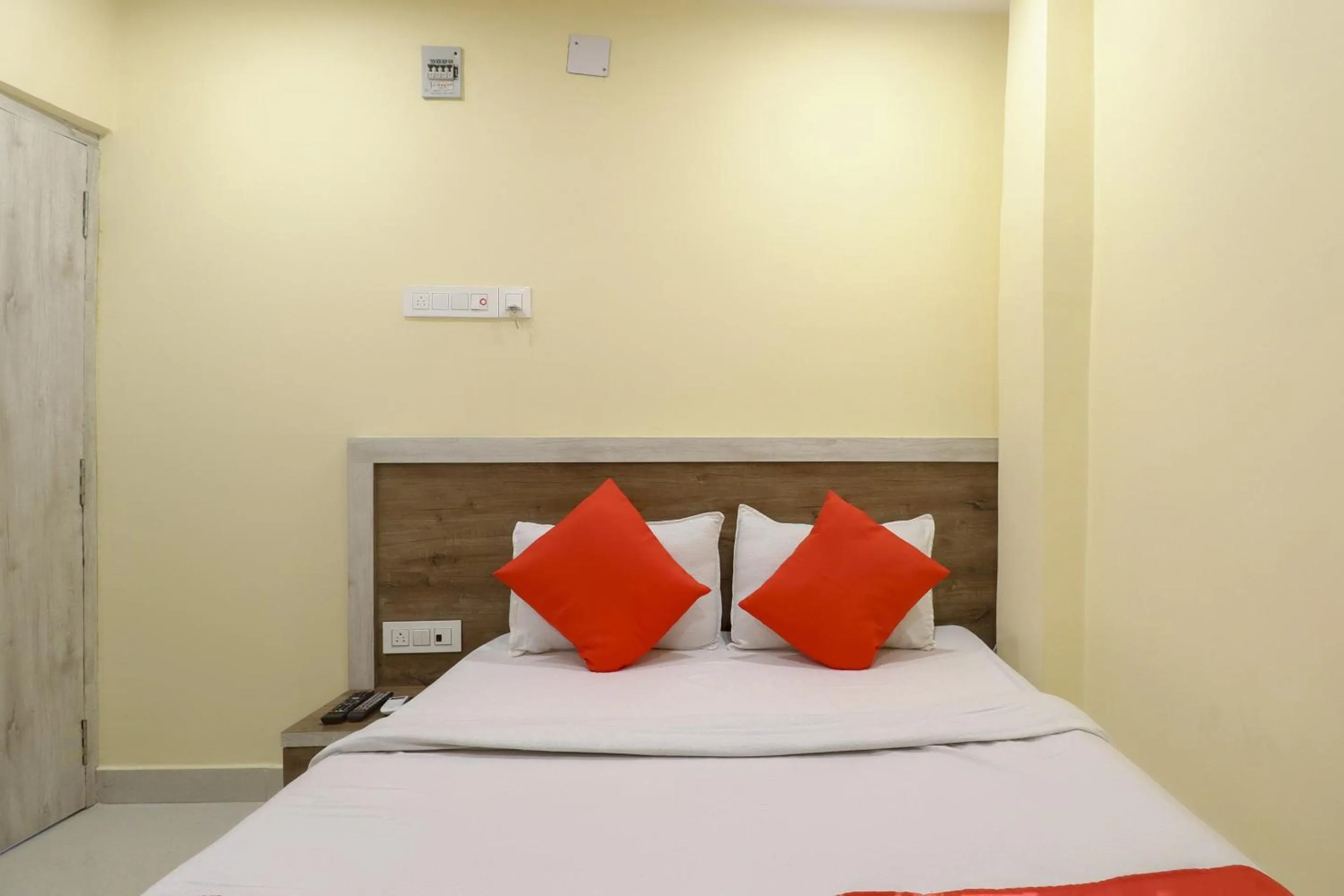 Bedroom, Bed in Hotel O 67309 Hotel Tuk Tuk Palace