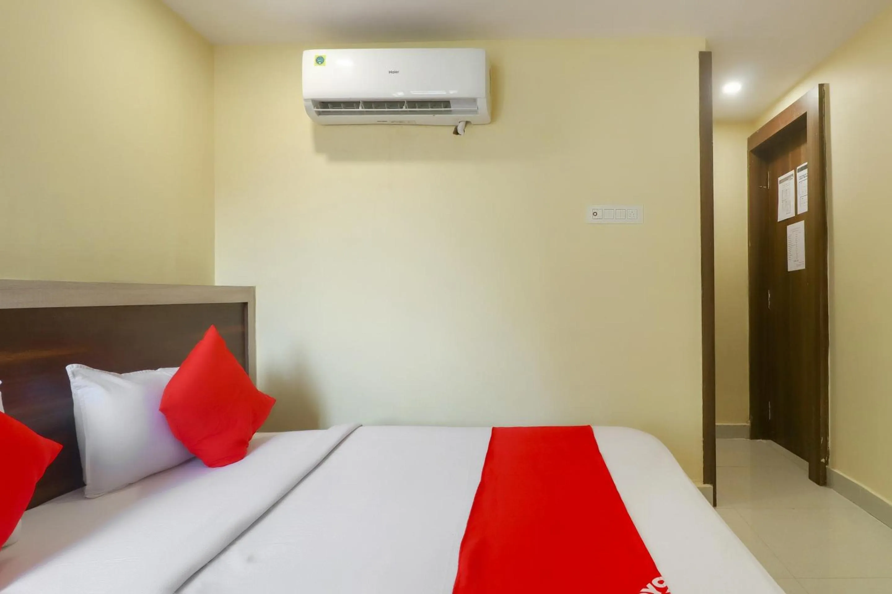 Bedroom, Bed in Hotel O 67309 Hotel Tuk Tuk Palace