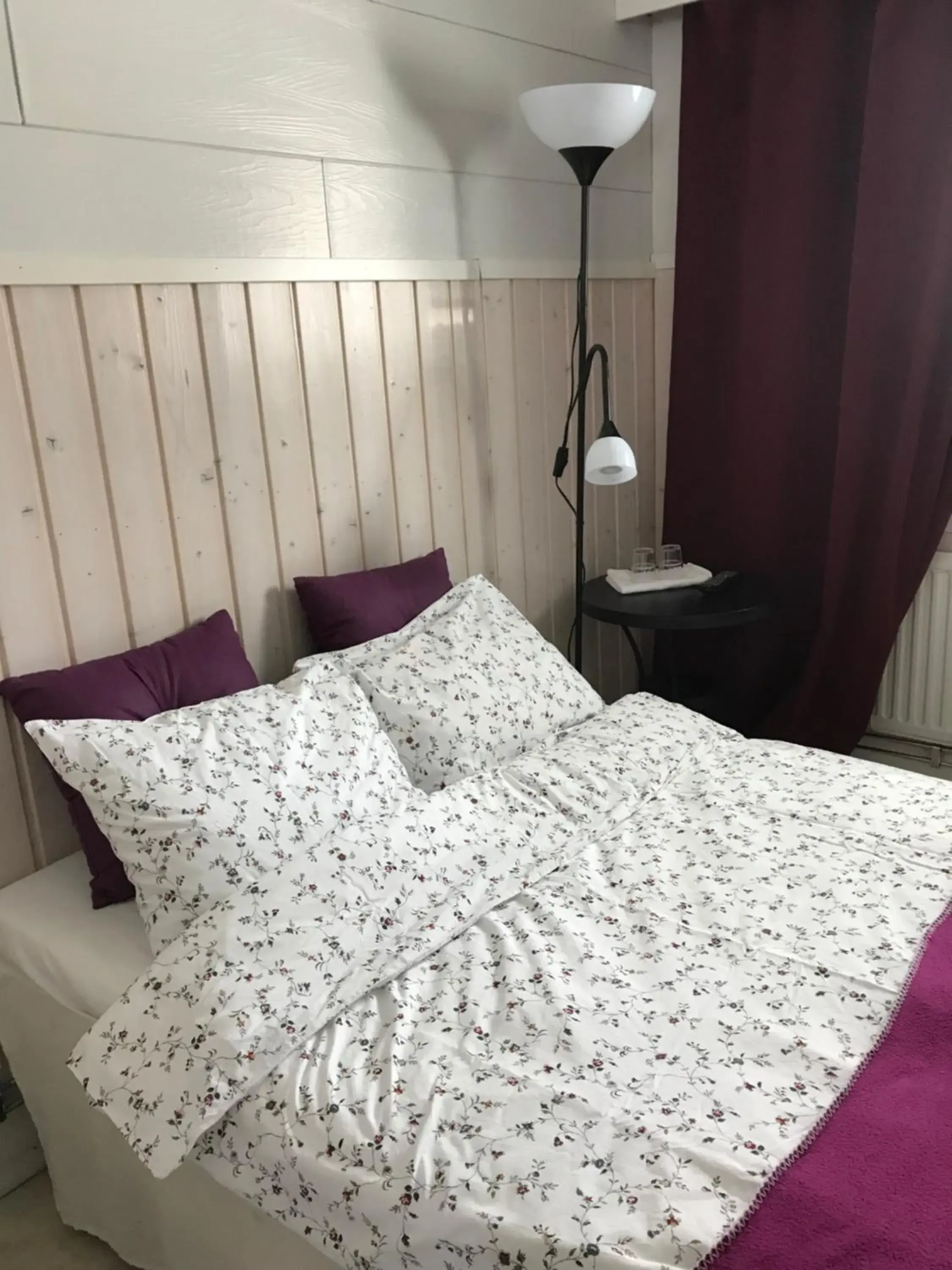 Single Room with Shared Bathroom in E-City B&B Single Room with Shared Bathroom in E-City B&B