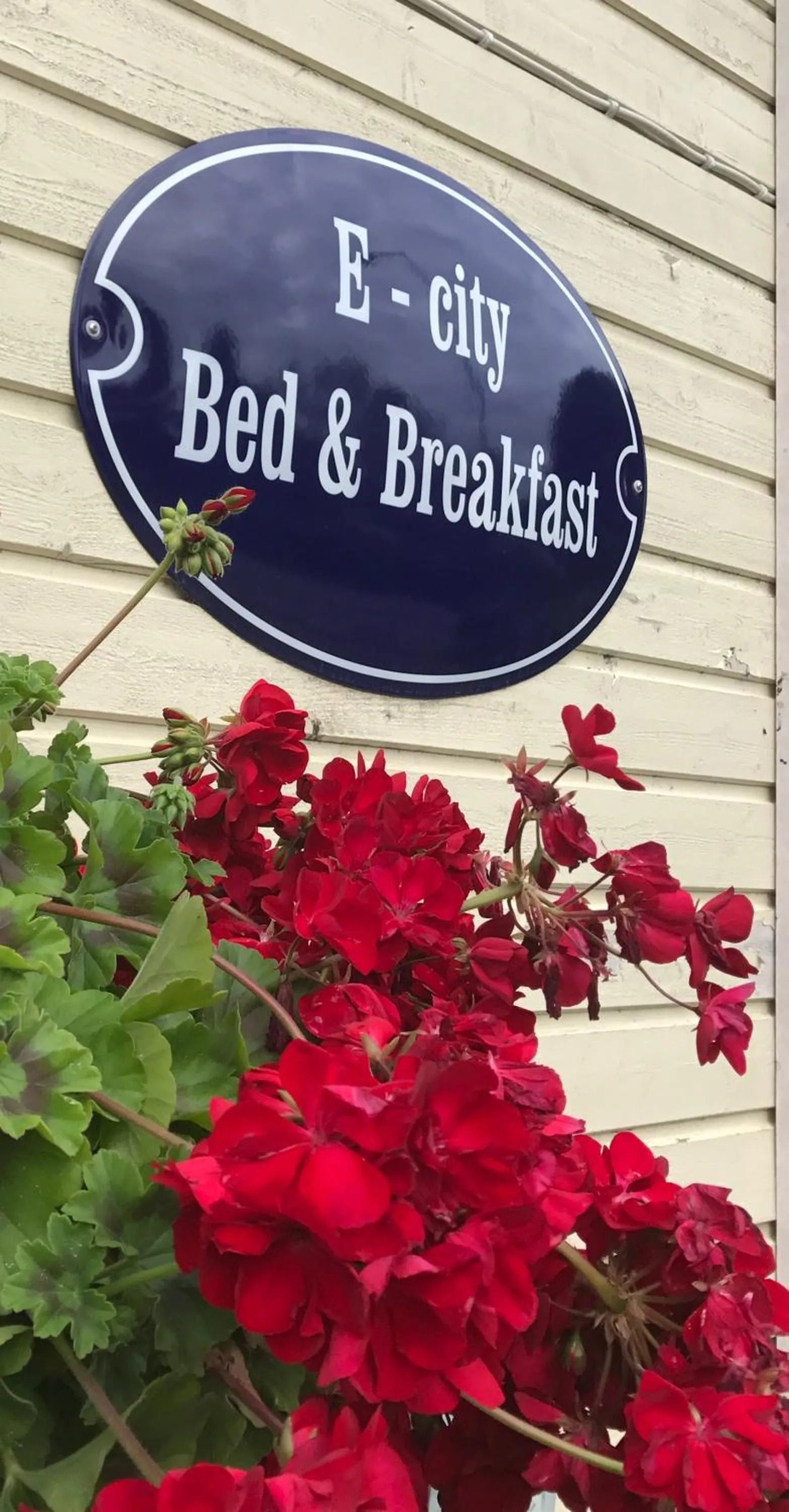 Property logo or sign in E-City B&B