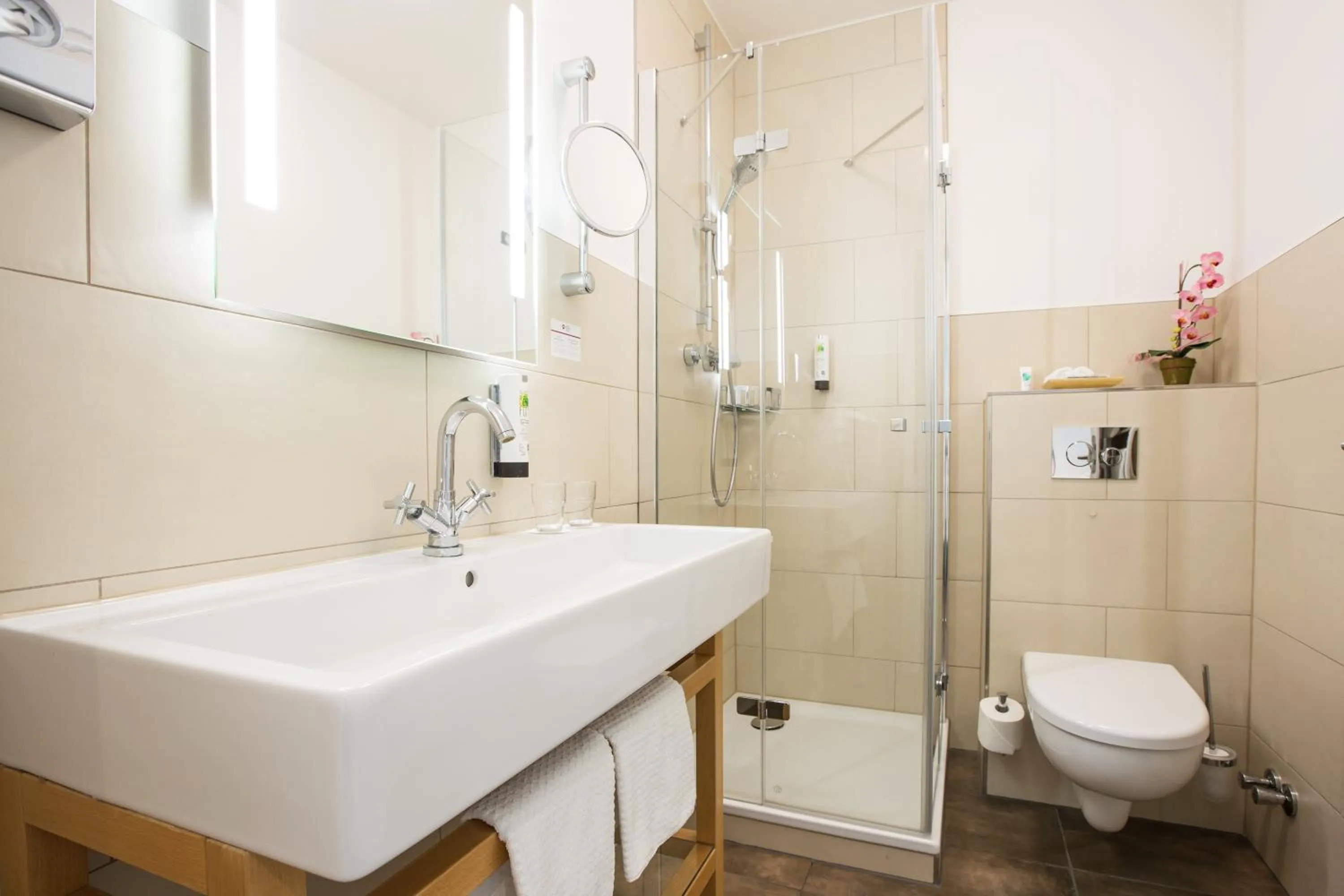 Shower in Best Western Plus Theodor Storm Hotel