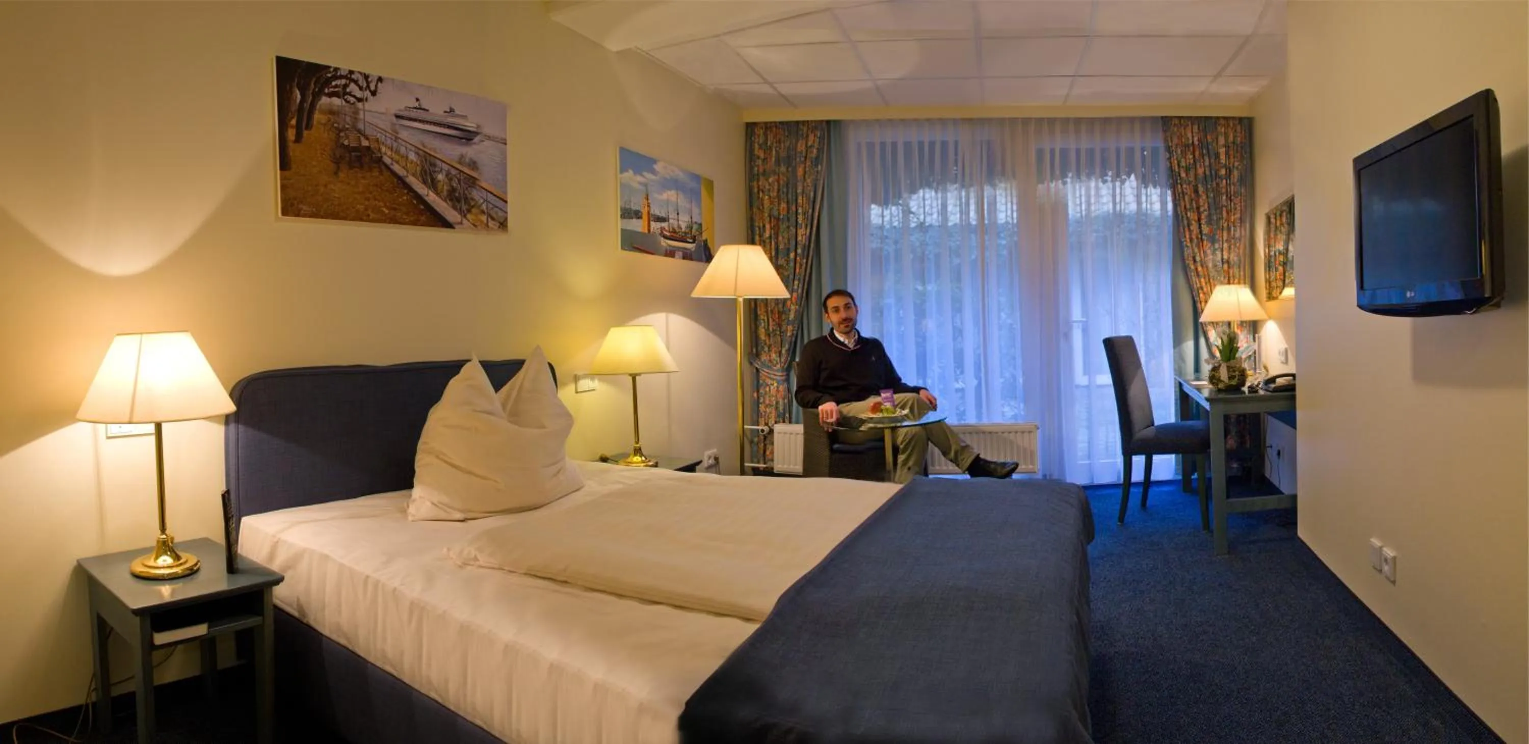 Photo of the whole room, Bed in Hotel Kreuzer